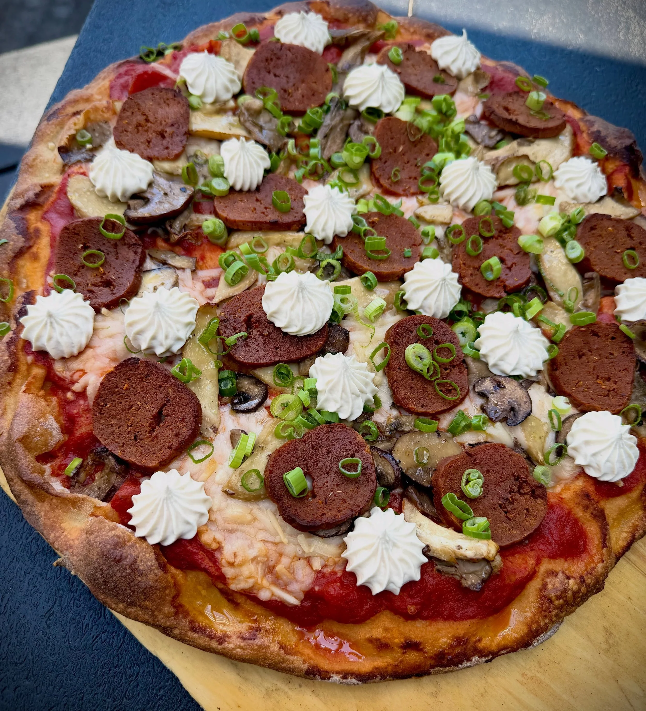 HAPPY TUESDAY EVERYONE!
Check out our VEGAN PEPPERONI PIZZA (shown with scallion and mushroom add-ons). Homemade v-pepperoni with Nana Q&rsquo;s sauce, v-mozzarella and now with vegan goat cheese.  Mmmm it&rsquo;s delicious! 🍕❤️

#pizza #veganoption