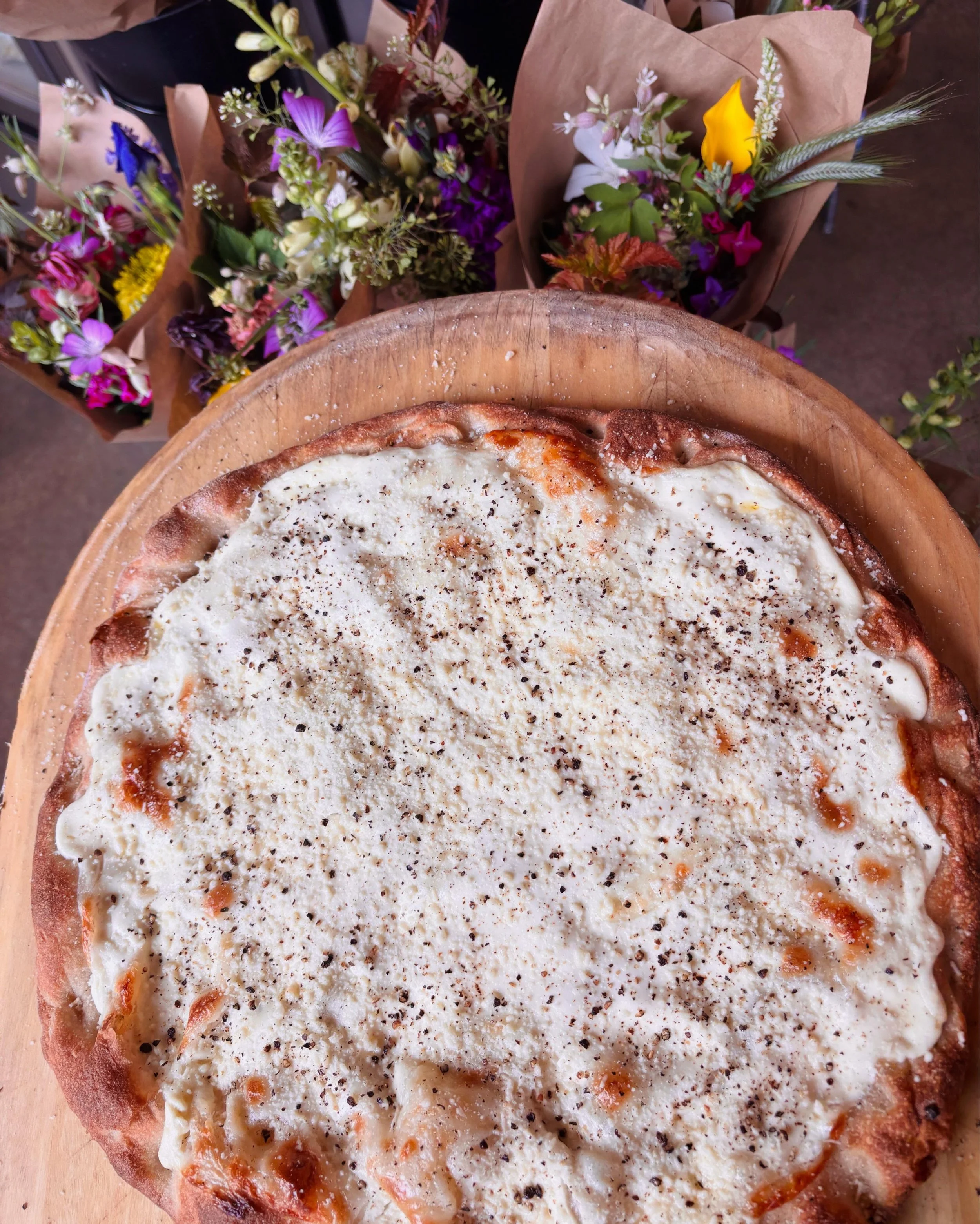 Happy Pizza Friday lovely friends of Monte&rsquo;s Fine Foods! 
💚🤍❤️

Today we have a simple, savory CACIO E PEPE PIZZA made with plenty of cr&egrave;me fraiche, sharp provolone, pecorino, and finished the perfect amount of fresh cracked black pepp