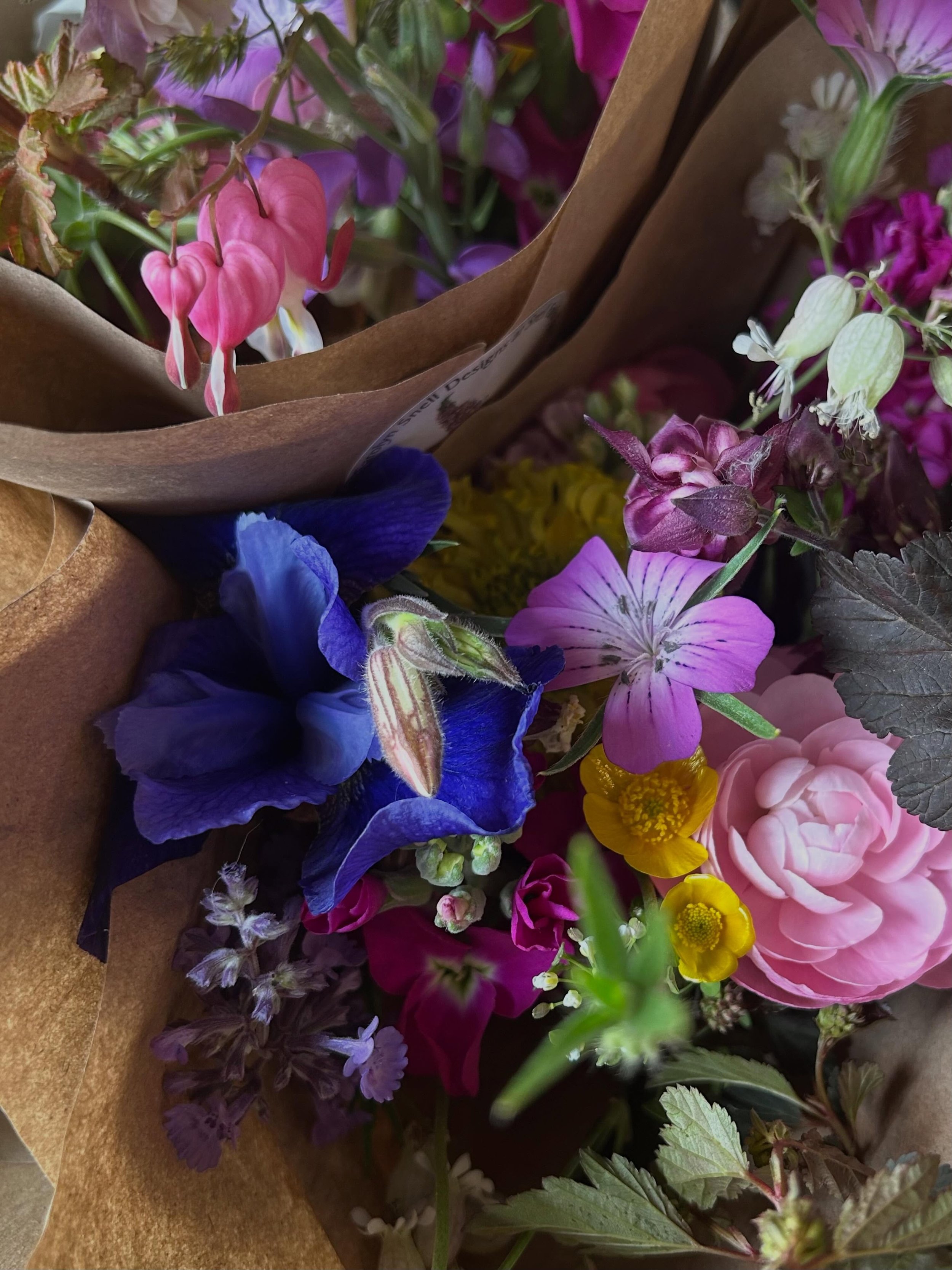 Happy Saturday, Friends! We have beautiful flowers from @carolyn.snell for some self-care, or to brighten a friend&rsquo;s day 💐☀️💐 see you soon!

Open until 8:00 tonight.
#montesfinefoods #buylocal #freshflowerbouquet