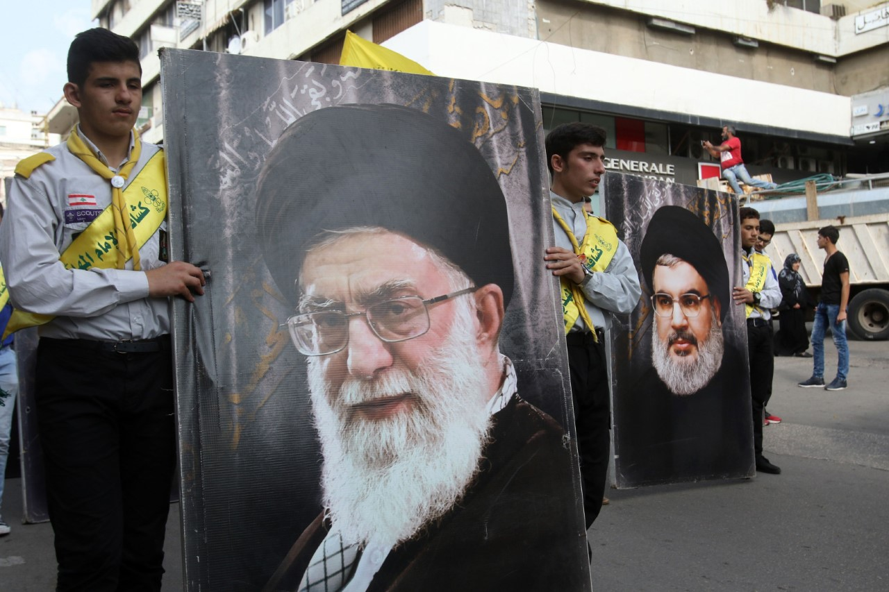 Hezbollah-tilhengere i Nabatieh 2017 med plakat av Khamene'i og Hezbollah's leder Hassan Nasrallah Foto: Mahmoud Zayyat, AFP