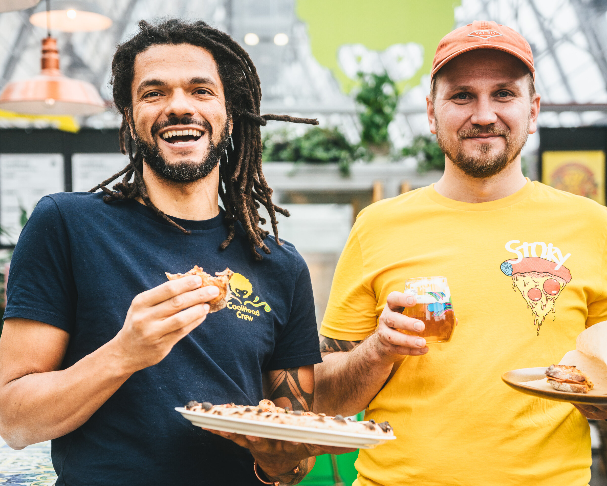 CoolHeadin perustaja Cleber Goncalves (vas.) ja Storyn yrittäjä Markus Hurskainen (oik.) ovat yhtä mieltä siitä, että hapanjuuripizza ja hapanolut ovat luotuja toisilleen. Kuva: Joonas Ojala