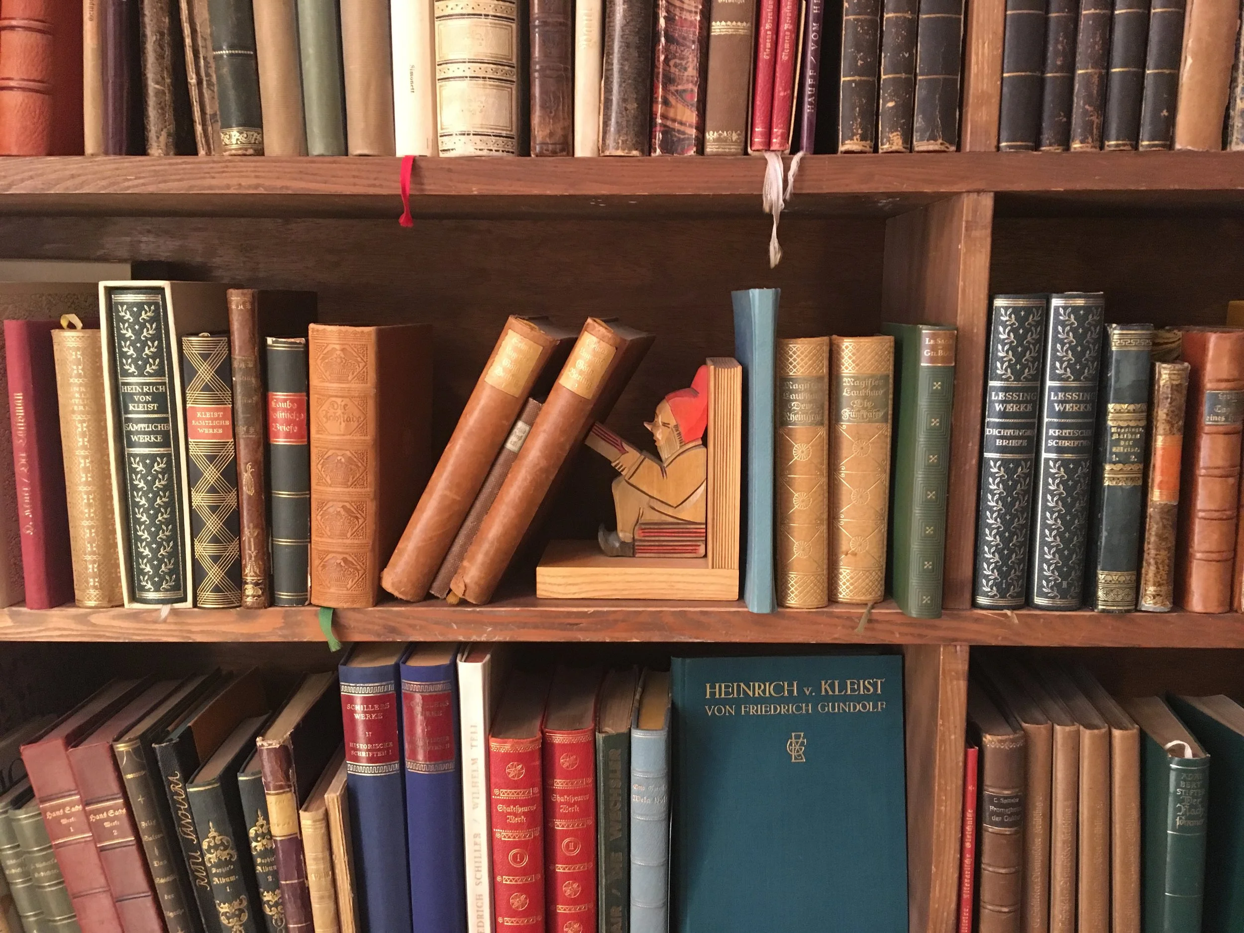 Bookend at EOS Buchantiquariat Benz in Zürich , Photo credit: Spencer W. Stuart , 2018.