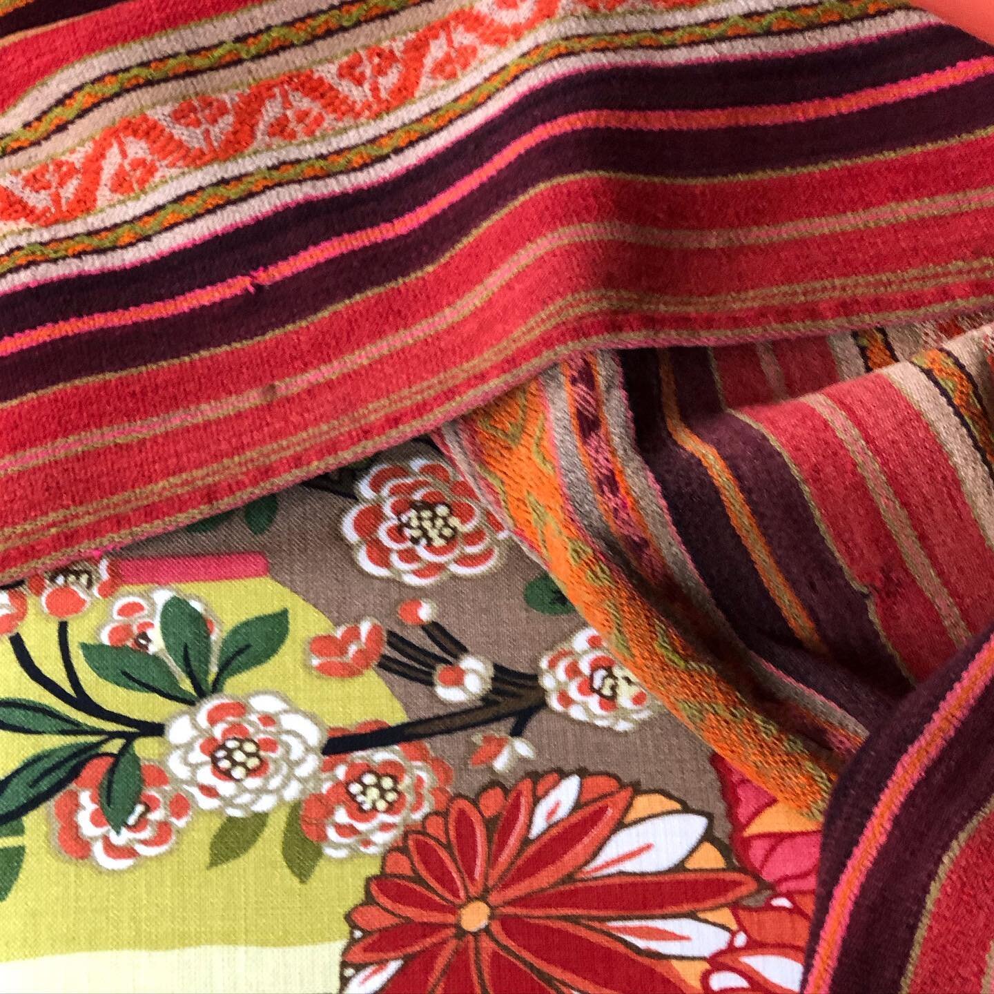 Print, pattern &amp; texture. Vintage &amp; new...color...❤️ @patmcganngallery @schumacher1889 .⁣
.⁣
.⁣
.⁣
#kmbstudio #kmbstudiodesign #kmbstudiointeriors #desigwithpassionanddexterity #itsallinthedetails #modernmix #colorlovedecor #colourmyhome #col