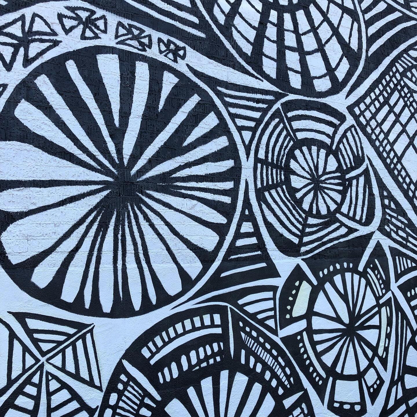 Fab graphic mural on the facade of a coffee shop. Design INSPO exists everywhere!
.⁣
.⁣
.⁣
.⁣
#kmbstudio #kmbstudiodesign #kmbstudiointeriors #designiseverywhere #designinspo #artanddesign #murals #blackandwhite #blackandwhitedecor #blackandwhitehome