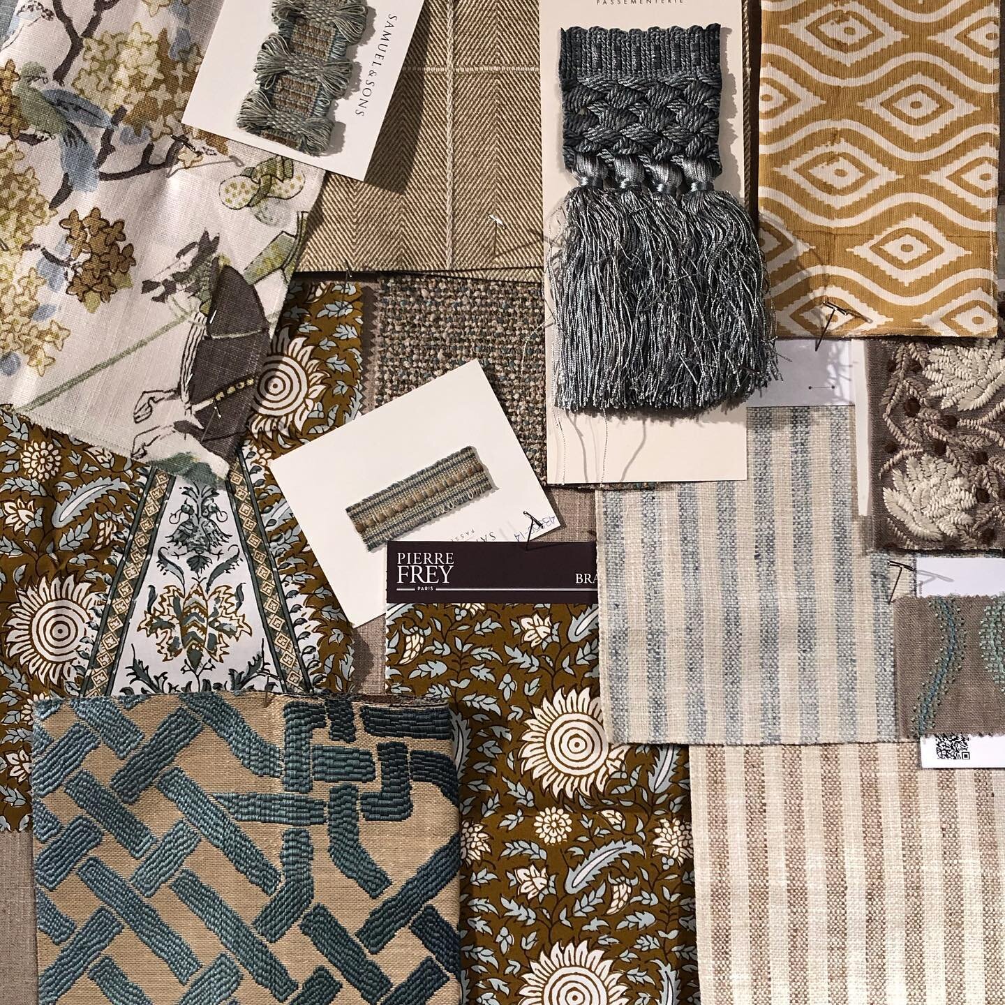 Pattern, texture, color &amp; print. Classic &amp; modern. The juxtaposition creates interest!
.⁣
.⁣
.⁣
.⁣
#kmbstudio #kmbstudiodesign #kmbstudiointeriors #moodboardmonday #moodboardmondays #designscheme #printedfabric #textilelover #itsallinthemix #
