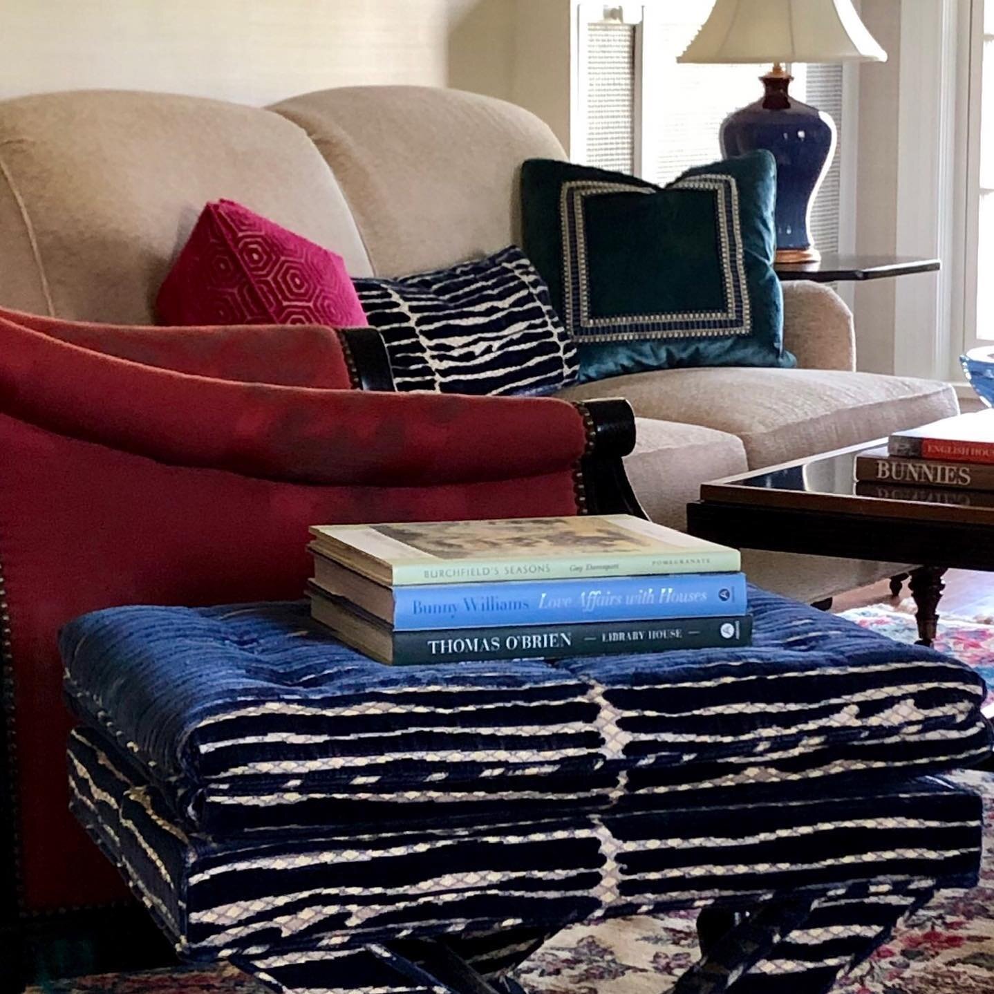 Happy 4th 🇺🇸
.⁣
.⁣
.⁣
.⁣
#kmbstudio #kmbstudiodesign #kmbstudiointeriors #fourthofjuly #redwhiteandblue #starsandstripes #livingroomgoals #textiletuesday #livingroomdetails #colorinspo #colorcrush #timelessdesign #classicinteriors #colorcombo @rube