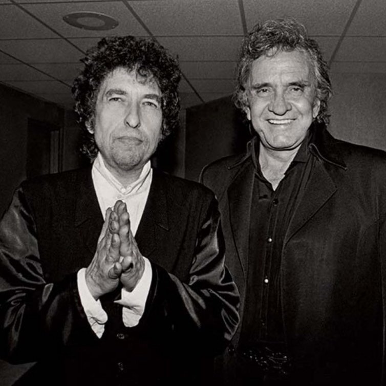 Bob Dylan and Johnny Cash backstage at Madison Square Garden, 1992

New podcast tomorrow 

📷: Alan Messer
#bobdylan #johnnycash #definitelydylan