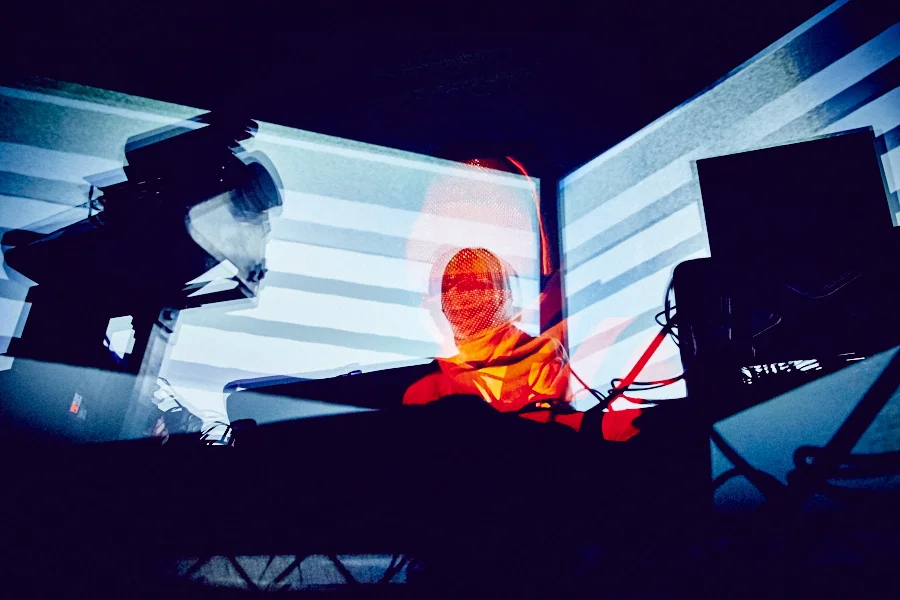 AP_SQUAREPUSHER_WH_041915_033.jpg
