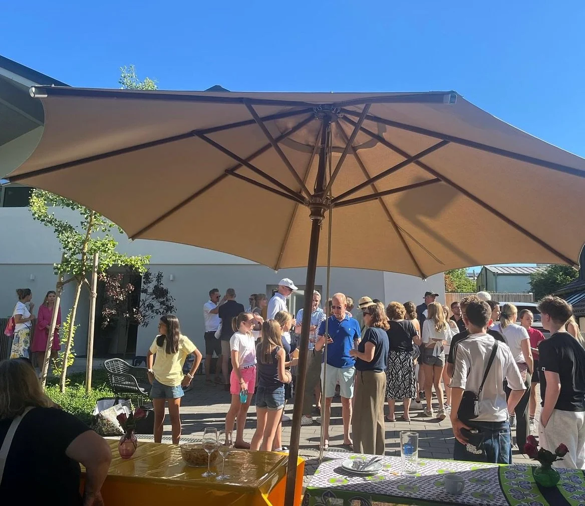 A Stra&szlig;enfest to remember. ❤️

Am Samstag hat unsere Nachbarschaft gefeiert. 
Einfach so. Bei mega Wetter. Und es war sooo toll! 

Die Stra&szlig;e war abgesperrt, zwei Grills, zwei Tischtennisplatten, ein tolles Buffet mit Salaten und Kuchen. 