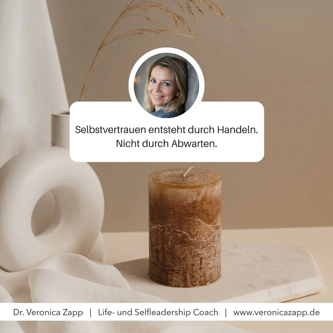 𝗦𝗲𝗹𝗯𝘀𝘁𝘃𝗲𝗿𝘁𝗿𝗮𝘂𝗲𝗻 𝗲𝗻𝘁𝘀𝘁𝗲𝗵𝘁 𝗱𝘂𝗿𝗰𝗵 𝗛𝗮𝗻𝗱𝗲𝗹𝗻 - 𝗻𝗶𝗰𝗵𝘁 𝗱𝘂𝗿𝗰𝗵 𝗔𝗯𝘄𝗮𝗿𝘁𝗲𝗻.

Es w&auml;chst mit jedem kleinen Schritt, den du gehst - trotz Angst und Zweifeln.
Und: es schrumpft mit jedem kleinen Z&ouml;gern un