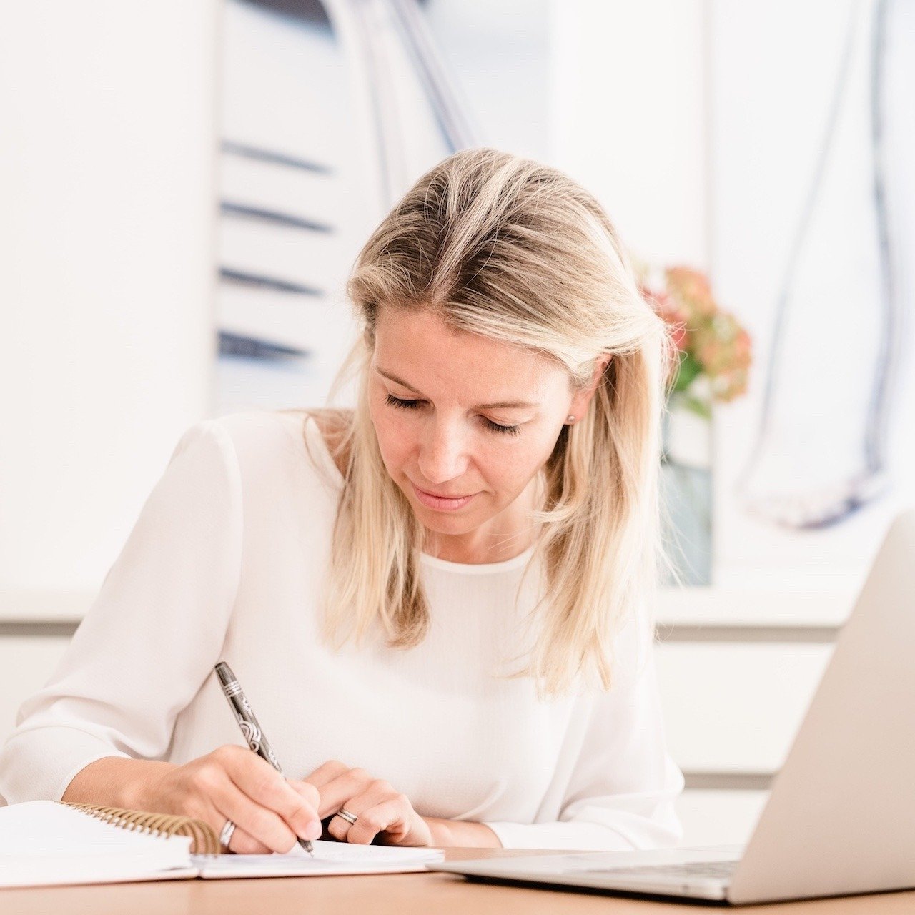 Deine Webseite ist fast fertig. 
Seit drei Monaten.

Immer wieder &auml;nderst du Details anstatt sie zu ver&ouml;ffentlichen.
Das ist kein Feinschliff mehr.

Das ist (d)ein Weg, keine Entscheidung treffen zu m&uuml;ssen.

Du brauchst nicht mehr Moti