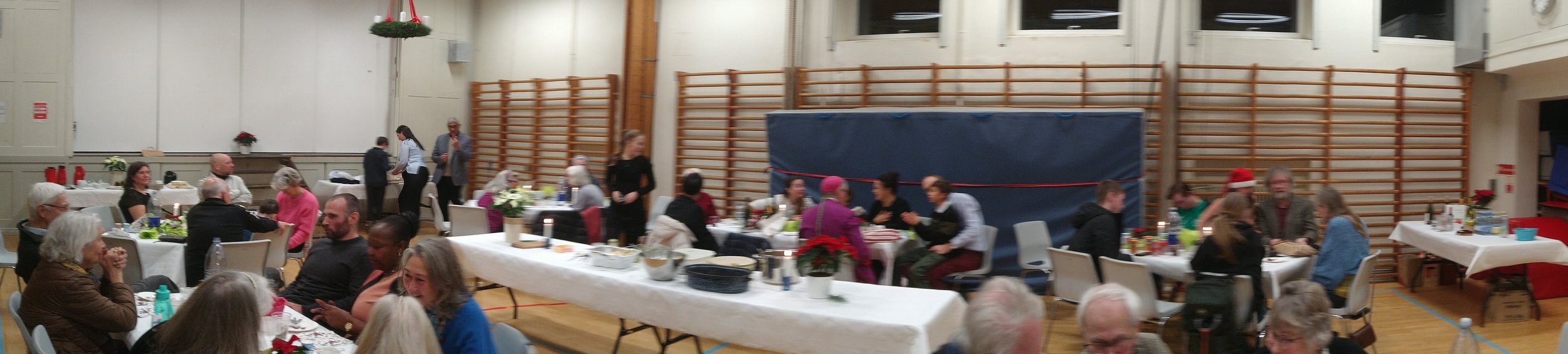 Efter pontifikalmessen mødtes deltagerne i Sankt Joseph Søstrenes Skoles gymnastiksal til en dejlig fest med god mad og et sjovt lotteri.