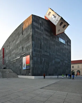 20-33-Worlds-Top-Strangest-Buildings-house-attack.jpg