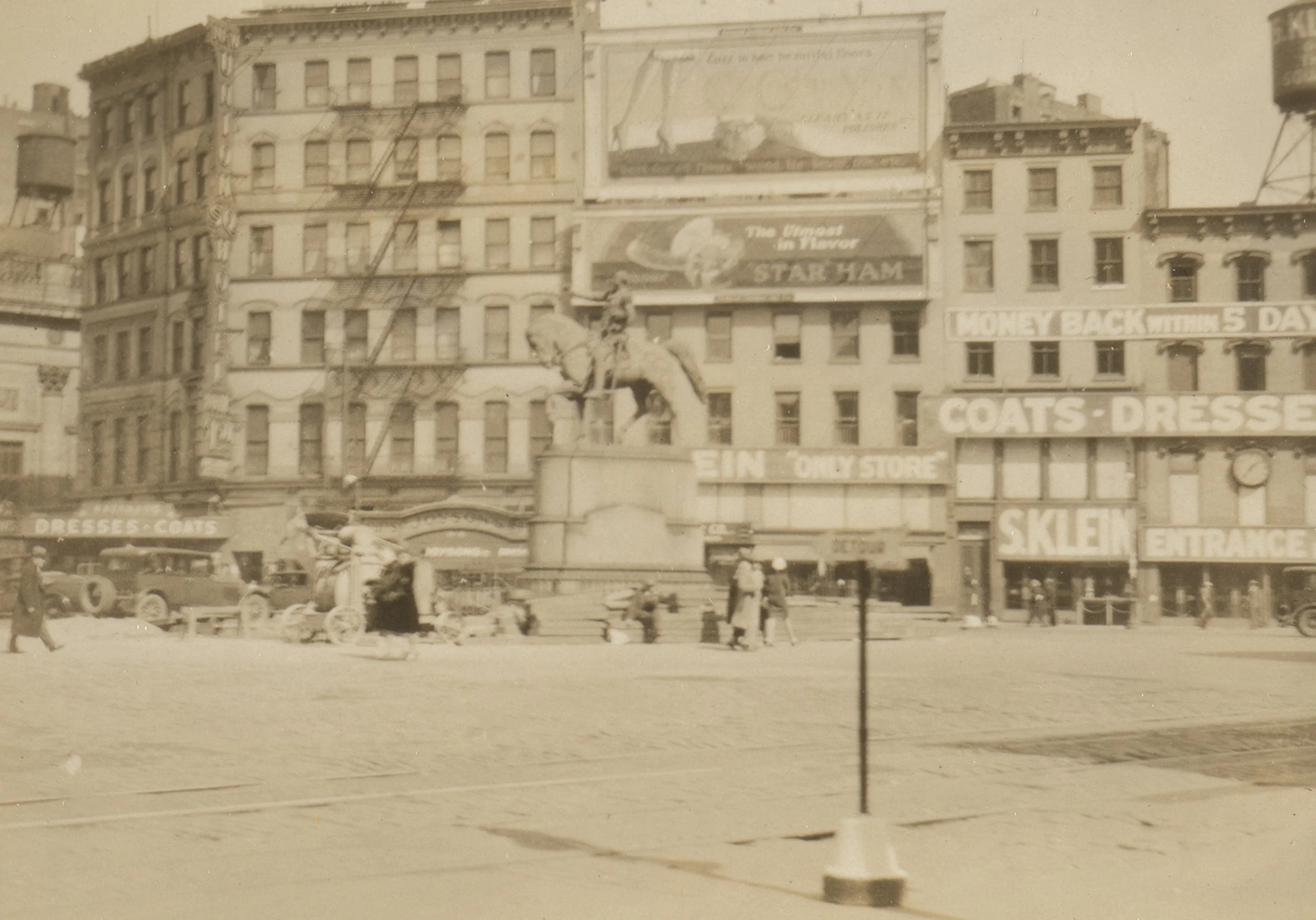navidbaraty-bereniceabbott-1.jpg