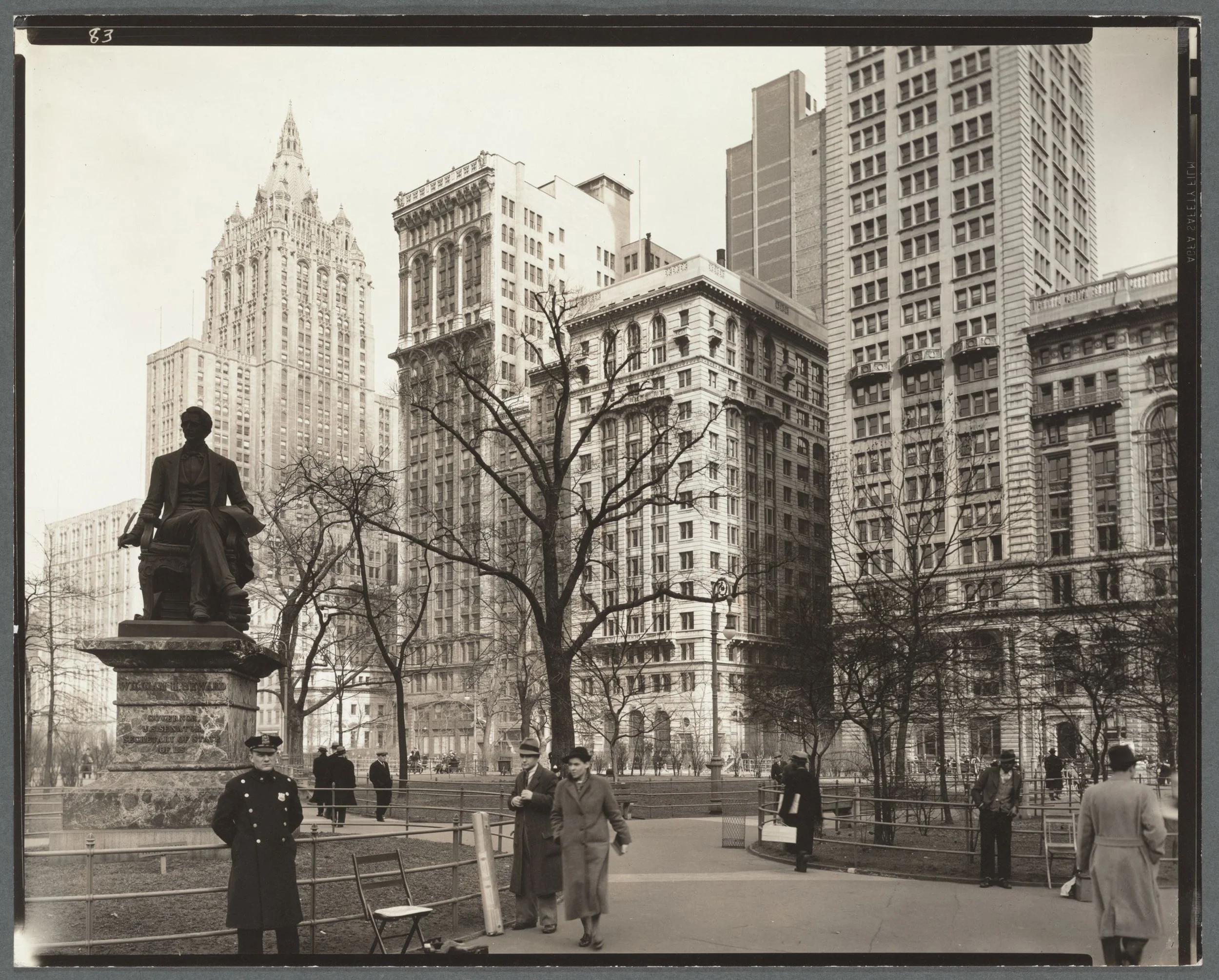 navidbaraty-bereniceabbott-8.jpg