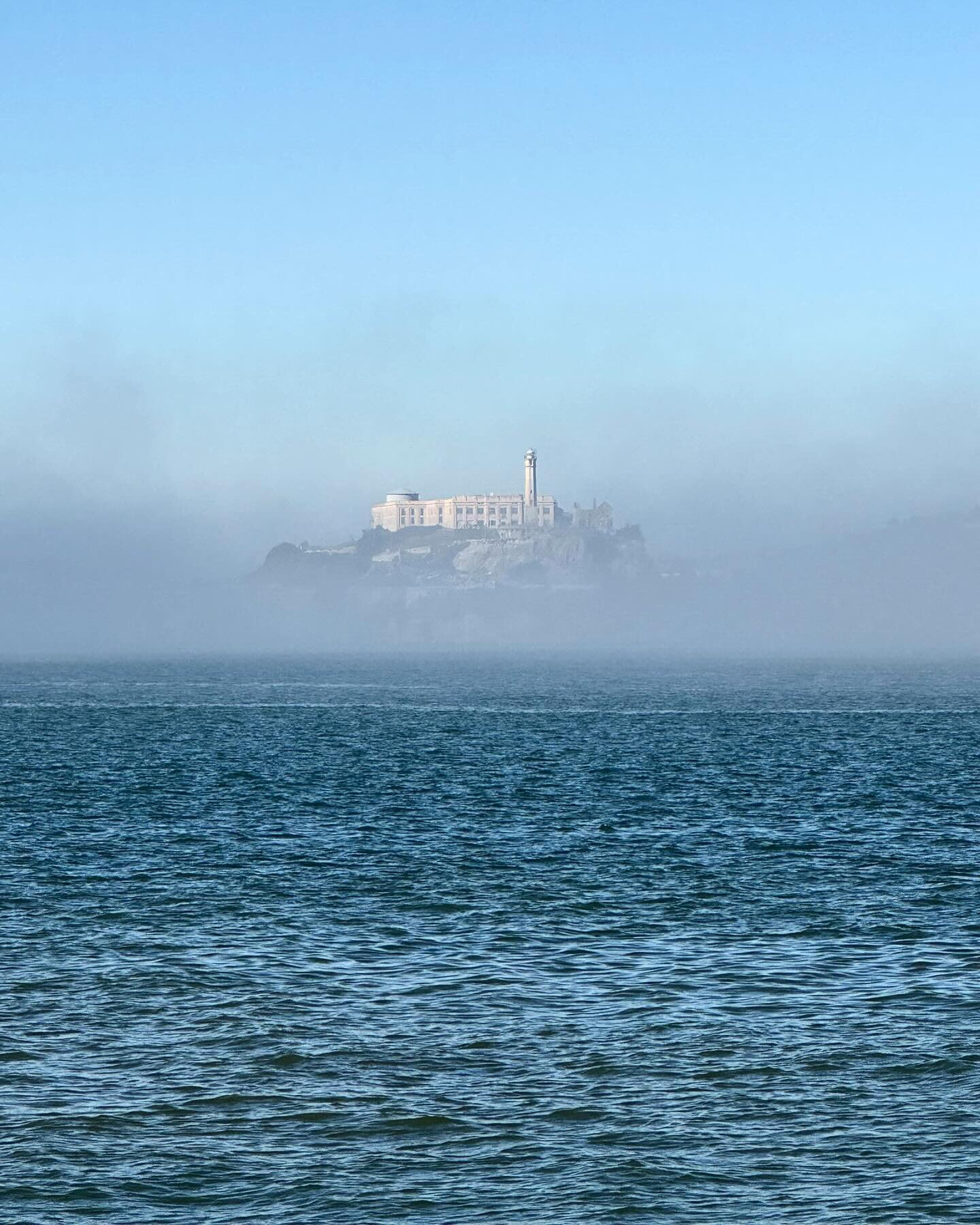 Alcatraz appears in the distance as the morning fog lifts off the San Francisco Bay
.
.
.
#alcatraz #sanfrancisco #bayarea #travel #fog #california #bayareaphotographer #welltraveled #karlthefog #afarmag