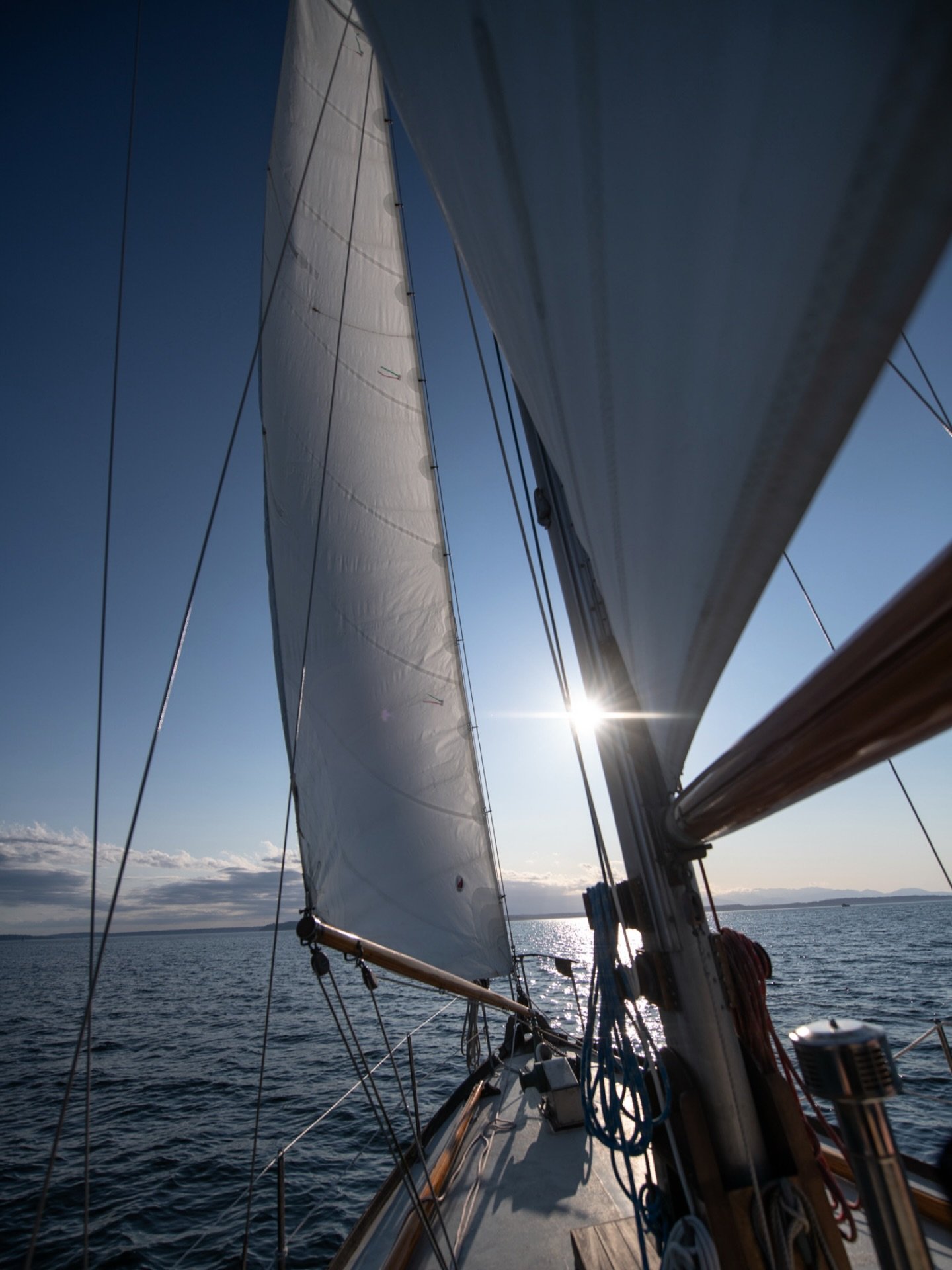 I photographed a beautiful sunset sail on Puget Sound last weekend for @airbnb. It&rsquo;s been a busy past three months doing nearly 50 shoots around Seattle and British Columbia for Airbnb&rsquo;s newly revamped Experiences program. 

I&rsquo;ve ve