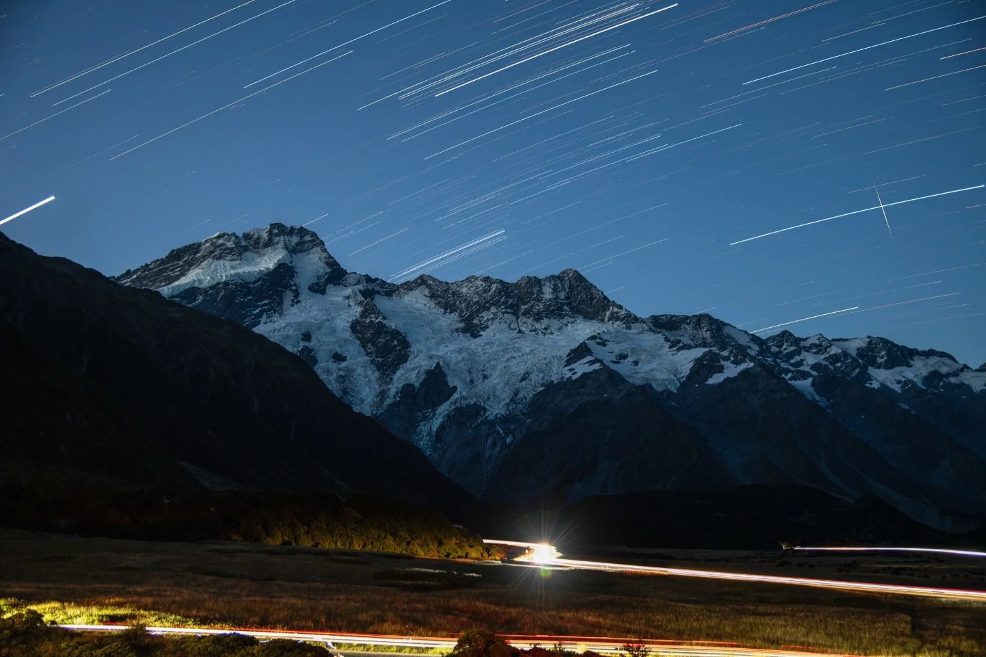 Terrestrial/extraterrestrial motions of light 
.
.
.
#newzealand #startrails #astrophotography #aoraki #mountcook #nightsky #travel #twanight #meteor