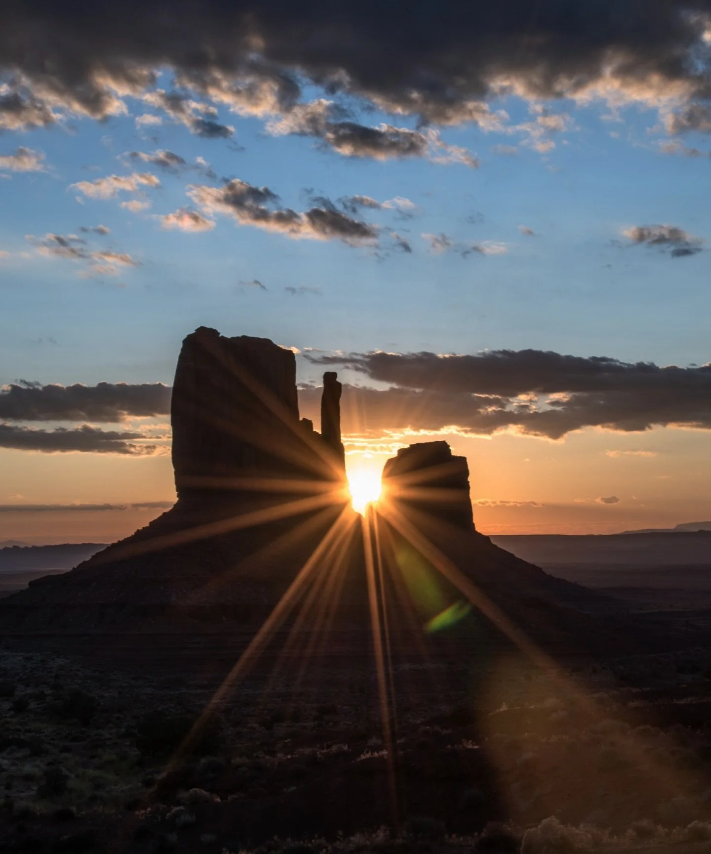 Sunrise caught in the Mittens of Monument Valley
.
.
.
#monumentvalley #sunrise #arizona #travel #afarmag #welltraveled #navajo #natgeoyourshotnature #mittens
