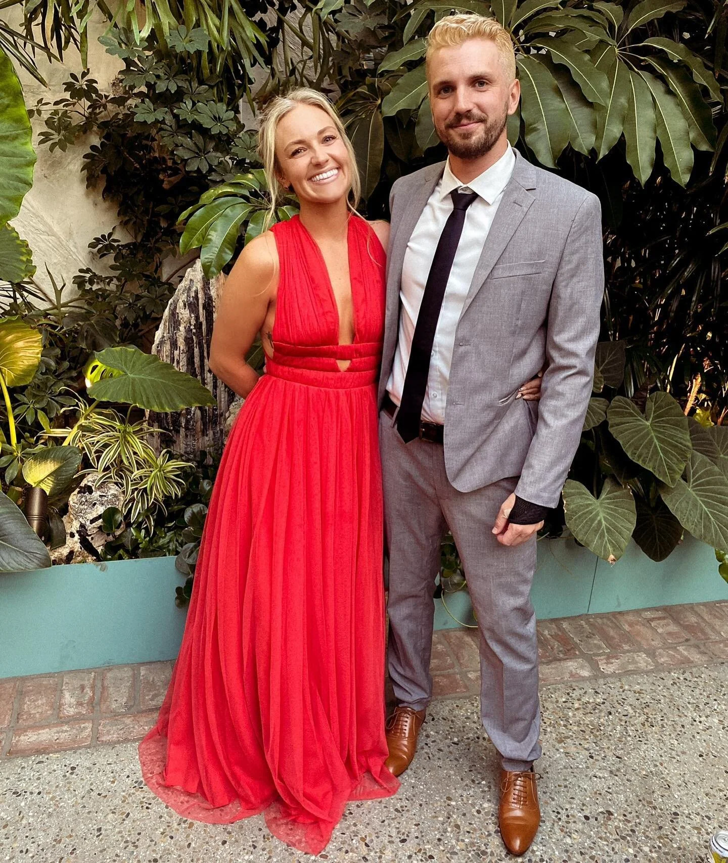 Cheers to a wedding weekend with my hot date! 🥂 @dawnharvey 💃🏻🕺🏻