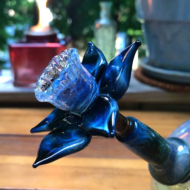 Finished this commission piece for the beauty @gi._baby earlier this week 💙🖤🌹😘 a new flower slide and down stem for her bong. I&rsquo;m really liking how it looks I think I&rsquo;ll have to make more. 🤔 What do you guys think? 🐒 thanks for look