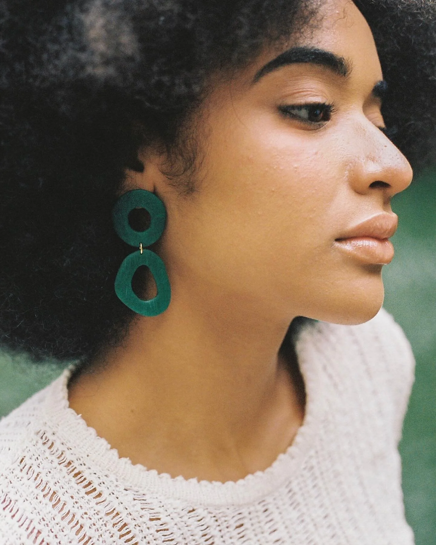 @melainejking wearing the Ramona earrings in emerald 📸 @kannethaa 
.
.
.
.
.
#handmadejewelry #statementearrings #polymerclayearrings #clayearrings #shophandmade #earringsoftheday #shoplocalboston