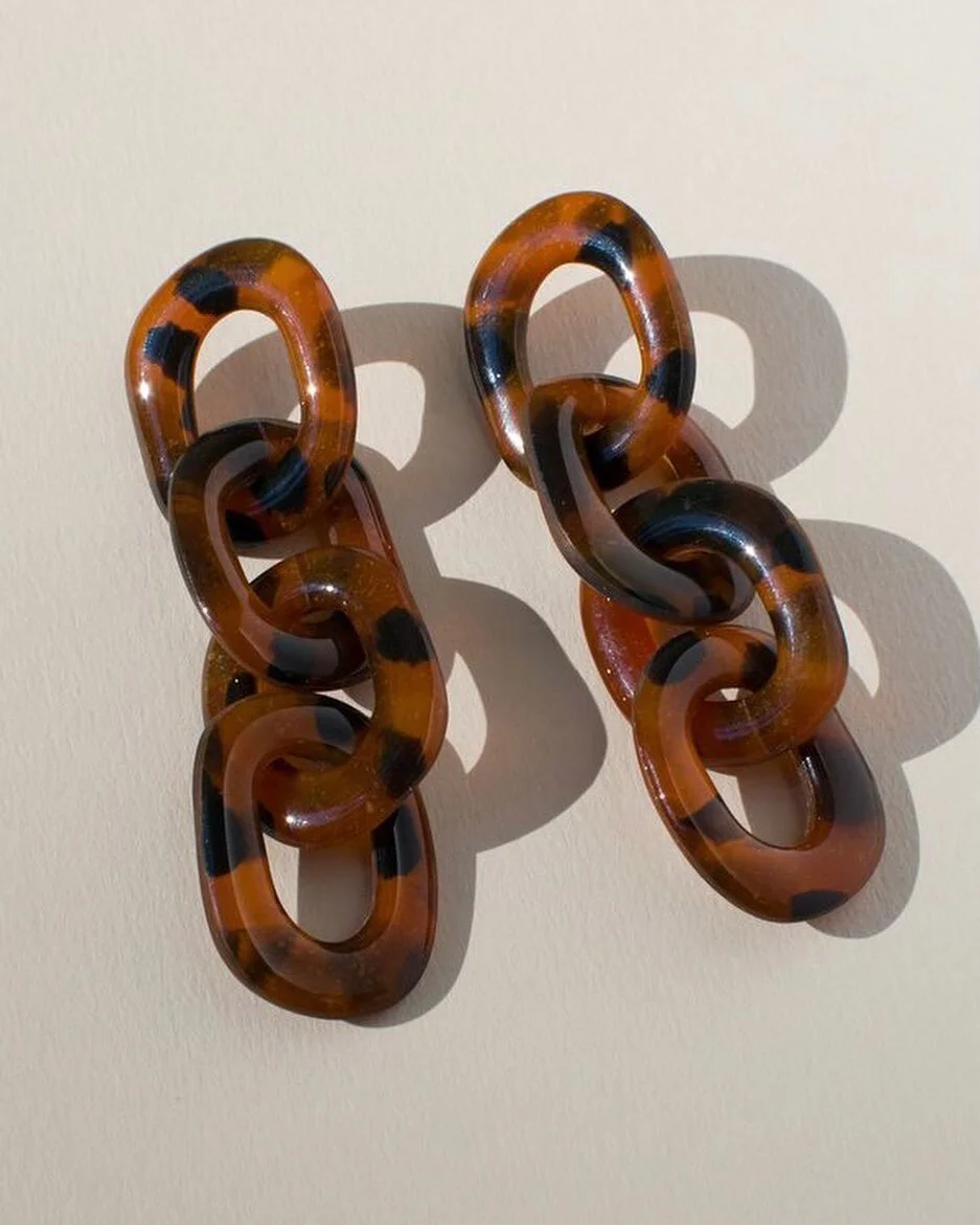 Quinn in sienna tortoise 
.
.
.
.
.
#handmadejewelry #resinearrings #polymerclayearrings #statementearrings