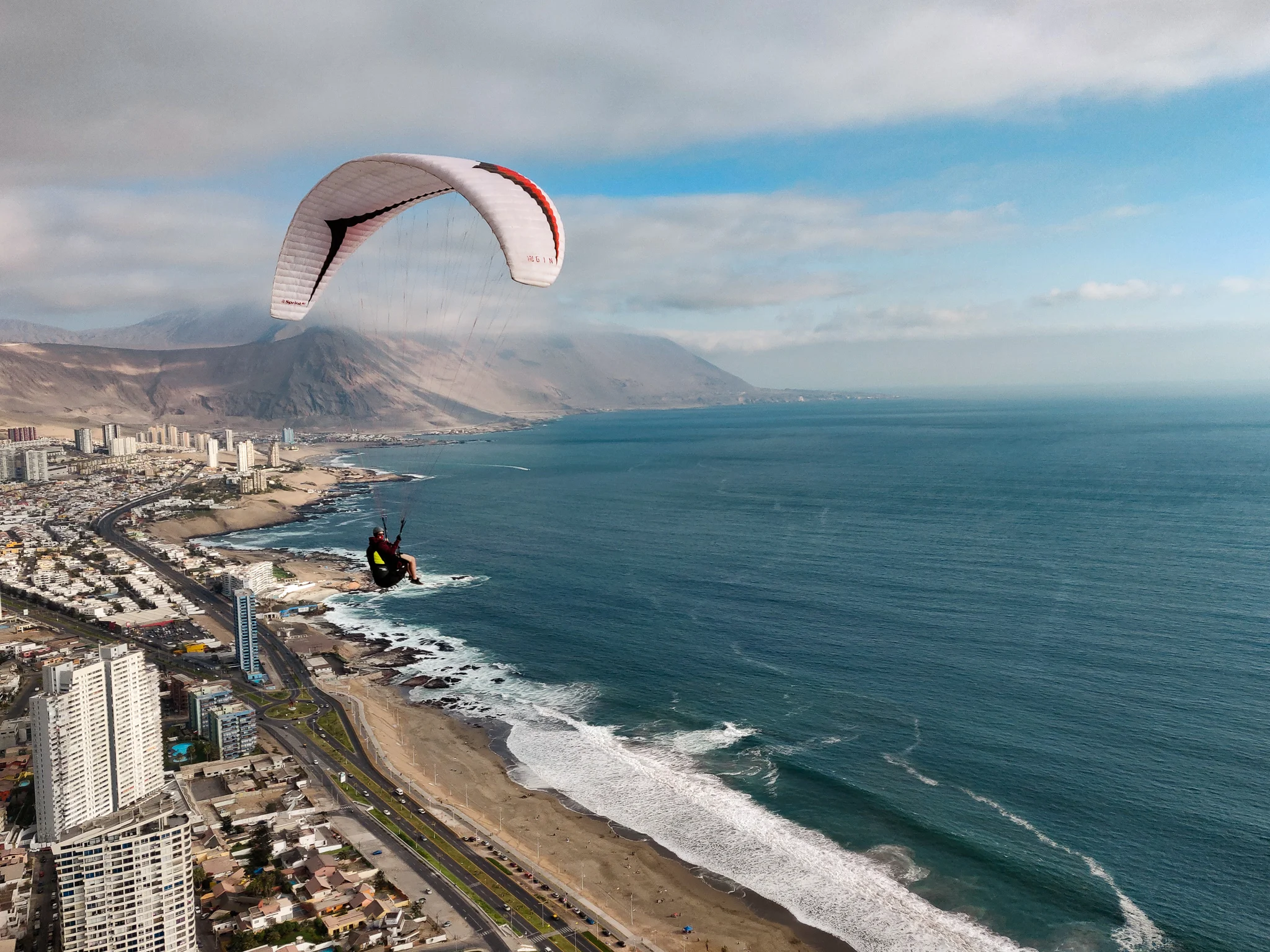 Iquique-paragliding-landing-playa-brava.jpg