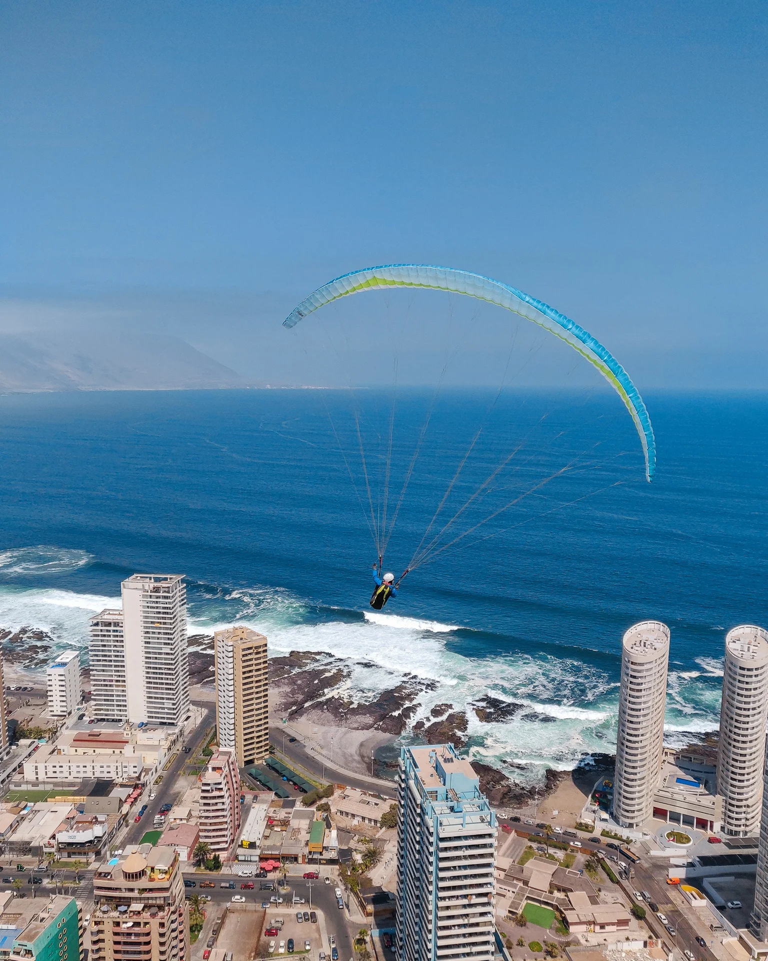 paragliding-landings-in-iquique-chile.jpg
