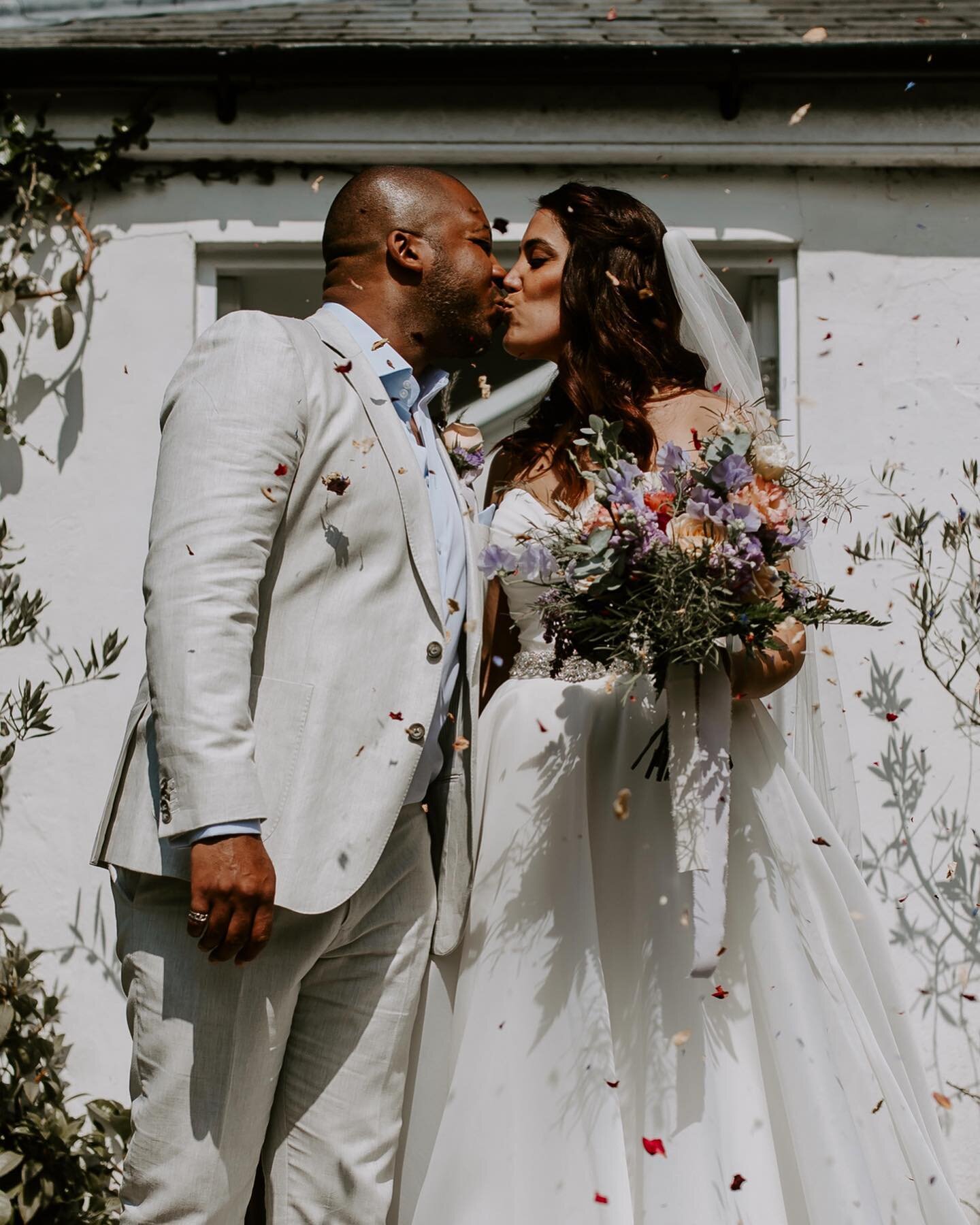 Happy Anniversary to these spring lovebirds 💜

#springlove #springwedding #intimatewedding #destinationwedding #cornwallwedding #weddingdayinspiration #springweddingflowers #weddingflorist #surreyweddingflorist #springbouquet #bridalbouquet 

@trese