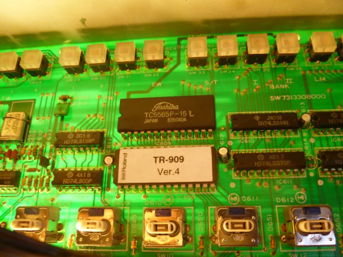 roland-v4-os-eprom.jpg