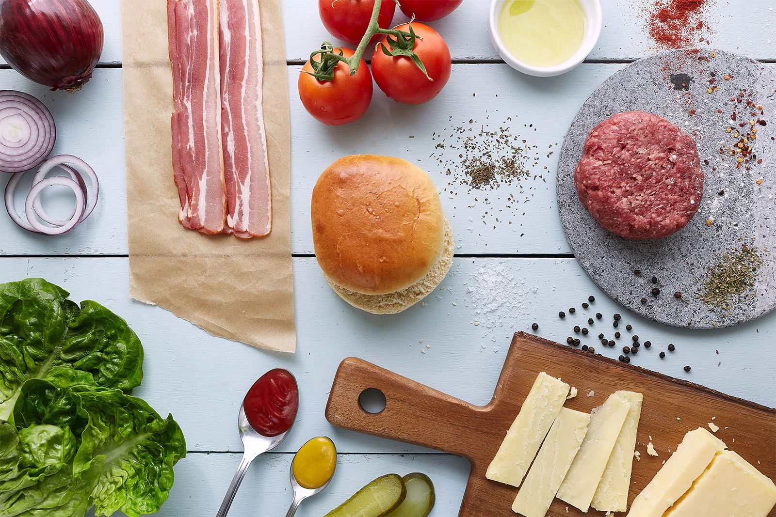 JORDANHUDSON_burger_summer_bacon_wood_tomatoes_ingredents_photographer_food_drink.jpg