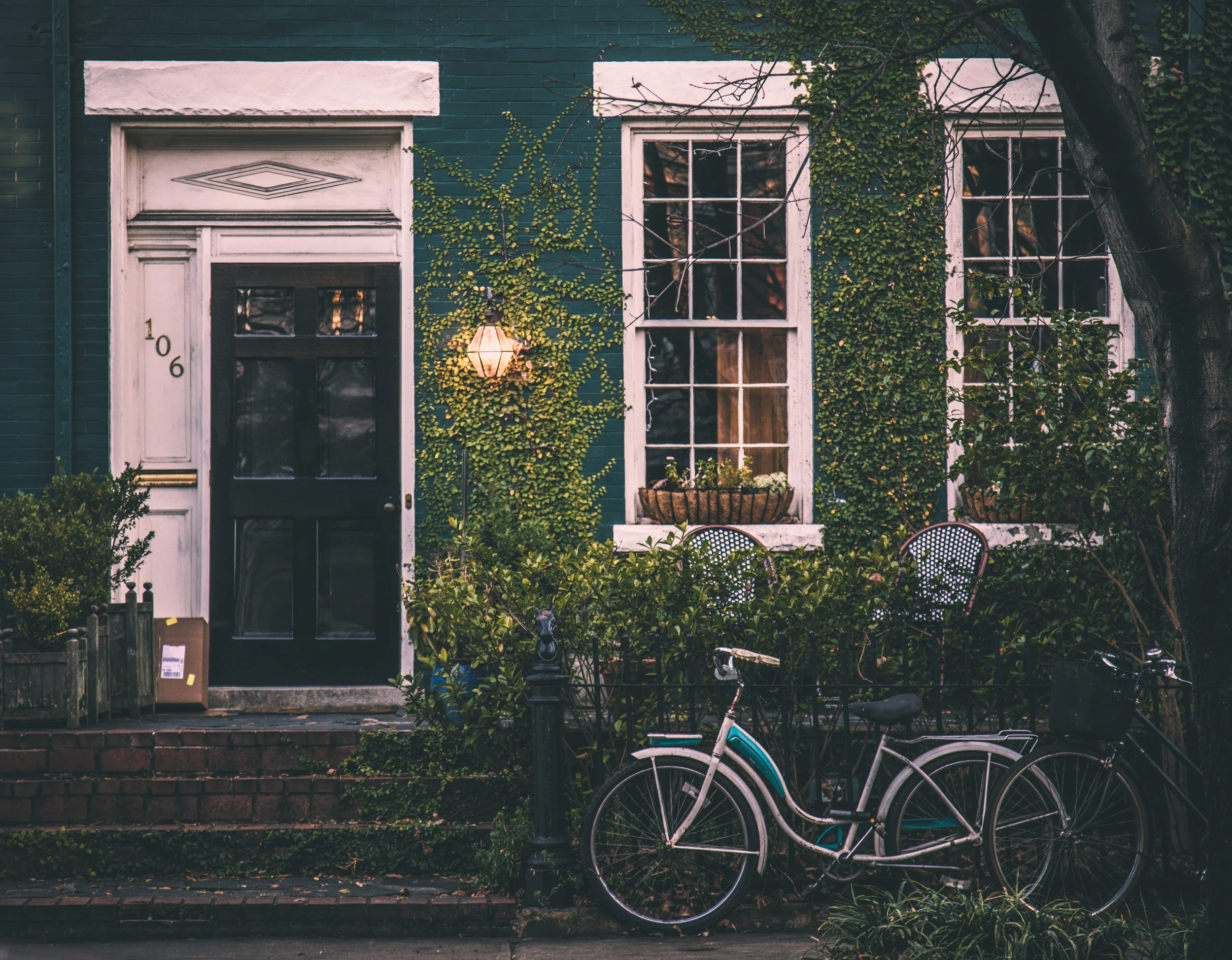 Pretty house with lots of greenery.