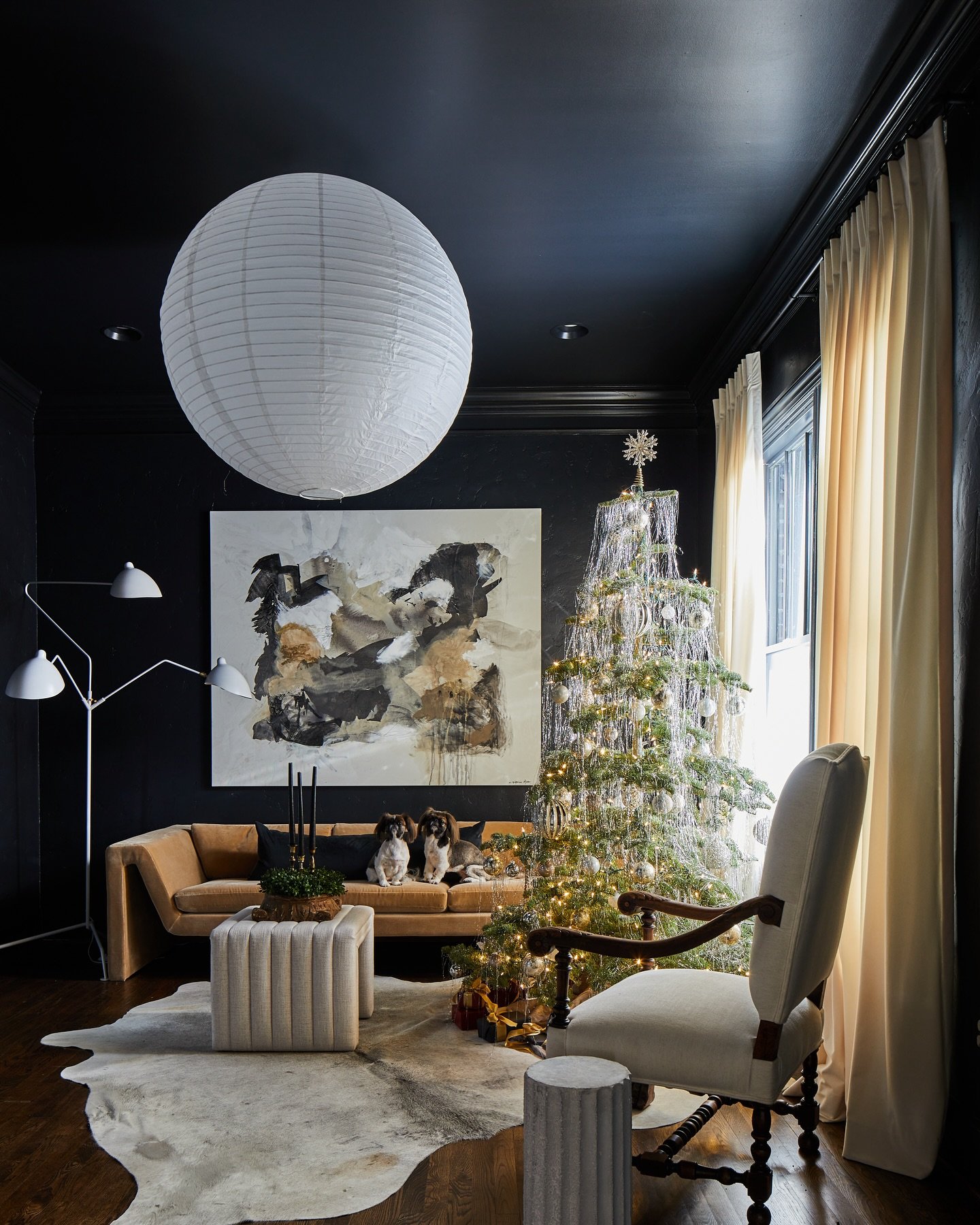 Before and after of our Bonita project: Christmas edition! 🎄🎅🏼❤️
For @southernhomemag 
Photos by @laureywglenn 
Styling by @marybethjonesdesign 

#riverbrookdesign #riverbrookconstruction #interiordesign #holidaydecor #christmasdecor