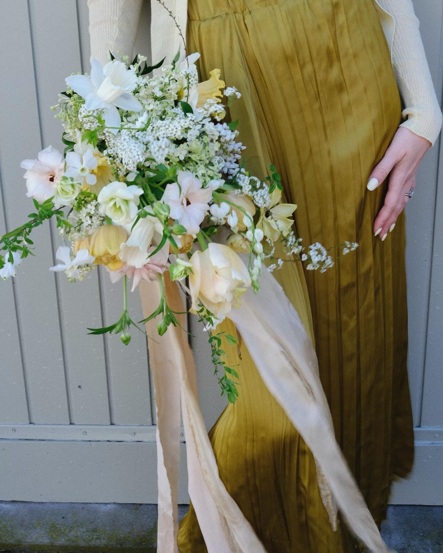 A cascade of spirea, tulips, butterfly ranunculus, daffodils, and narcissus. I actually don&rsquo;t love bouquets if I&rsquo;m being honest, but I loved playing with this romantic palette. When you design just for fun, anything goes ☺️ 
.
2nd photo t