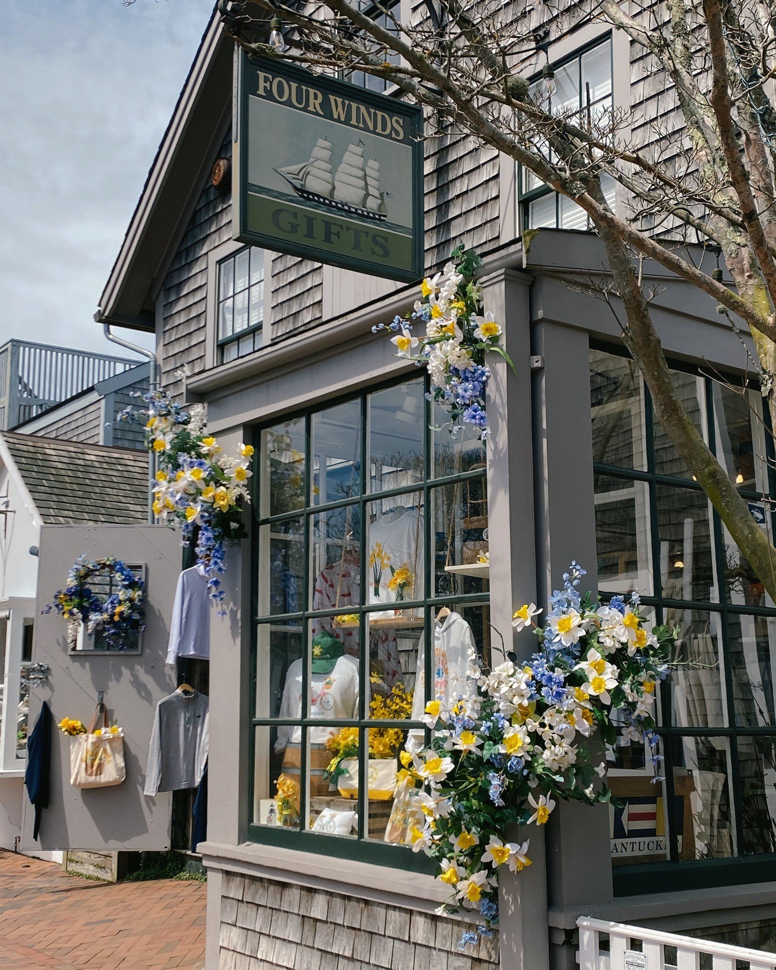 A week in review. Three more to go. I am SO, SO grateful for my incredible clients who allow me to design little rays of sunshine around town. Who's coming to Daffy?
.
#Nantucket #NantucketIsland #DaffodilFestival #Daffy #FloralInstallation #largesca