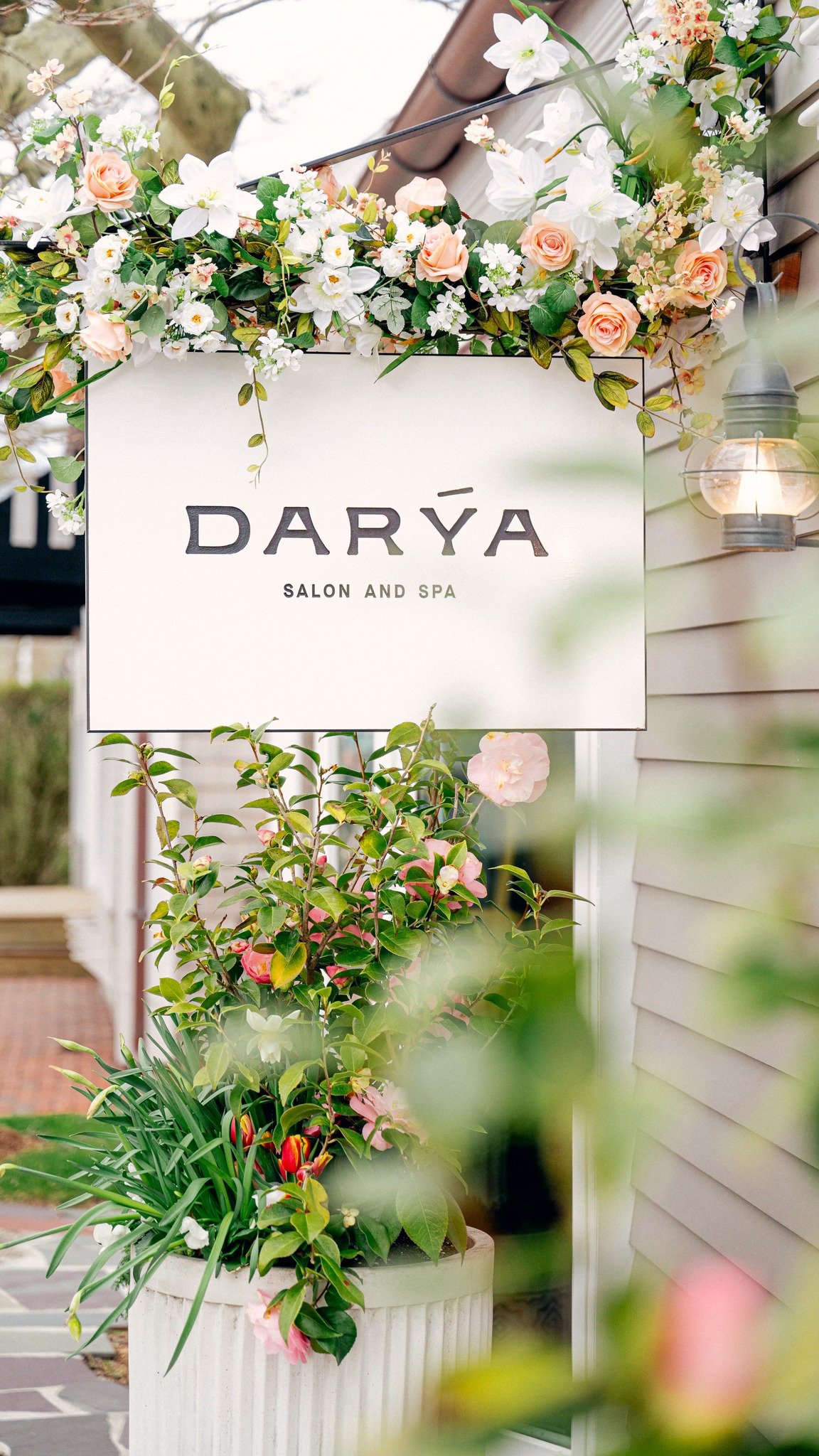 Have you booked your Daffy Glow Up at @daryasalonspa yet? She's all ready to greet you! 😍
.
#Nantucket #DaryaSalon #SalonandSpa #GlowUp #floralinstallations #DaffodilFestival #Daffodil
.
Pics: @barbarazacharyphotography