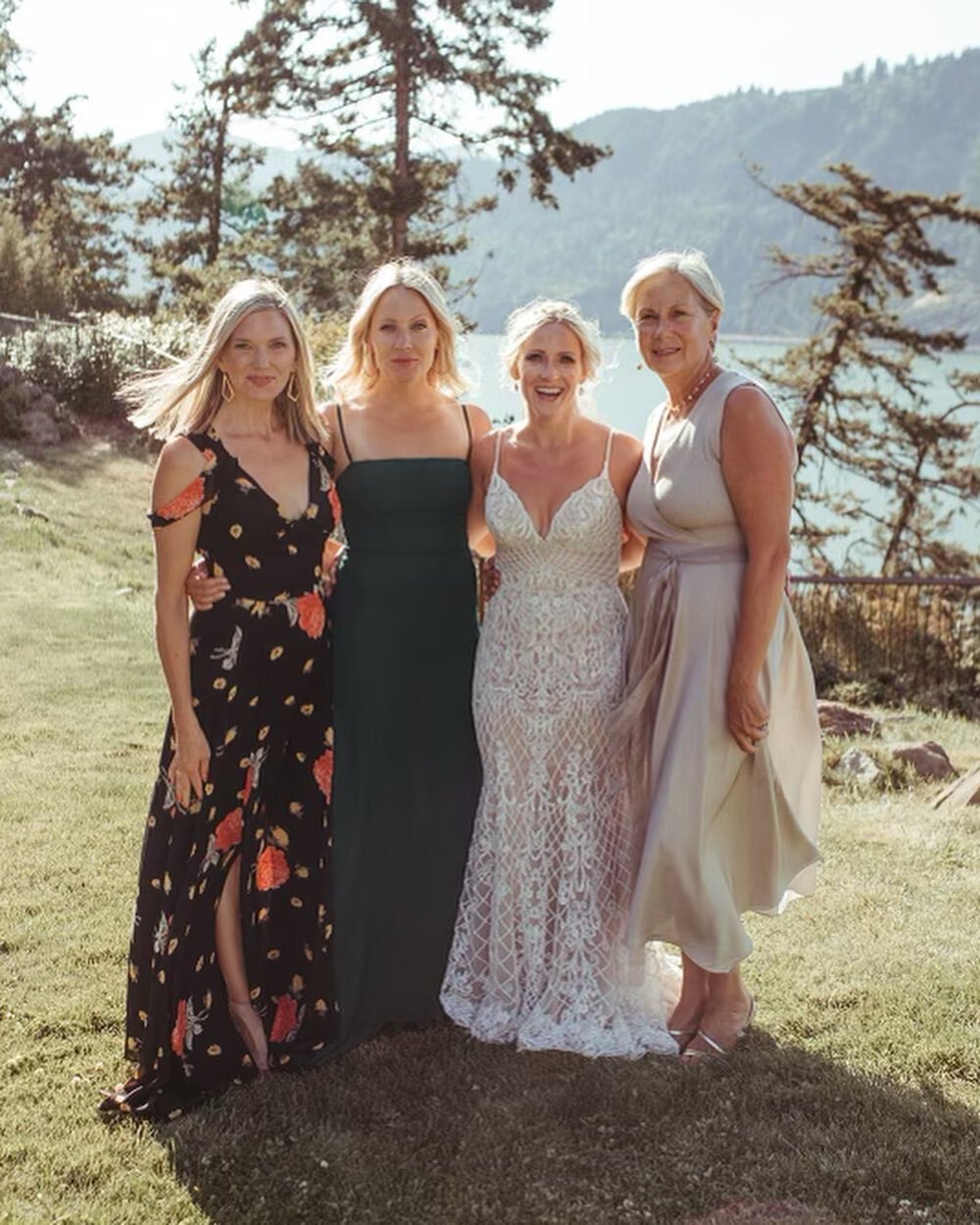 A long awaited epic wedding weekend for my sister cousin filled with love and lots of dancing in the most beautiful setting ❤️🌻🥂 We love you @katgrrr73 @clearyjim ❤️