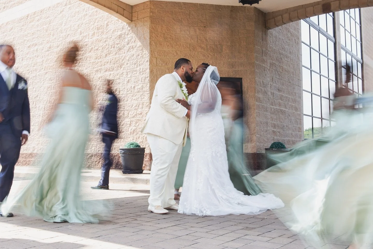 Love so Pure it&rsquo;s &ldquo;Taylor Made&rdquo; Congratulations to the Rays and thank you for choosing @joshuajohnsondesign 

#weddingphotography #michiganweddings # #bridalphotography #weddingvideography #loveinthelens #capturingmoments #michiganp