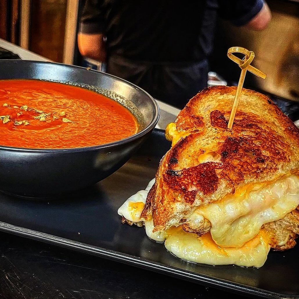 Today is National Grilled Cheese Day, one of the best days of the year! 

Celebrate in style at 25 Degrees in HB Downtown.  Sweet dreams are made of this&hellip;🧀🍞

📸: @25degrees_hb 

#hbdowntownusa #huntingtonbeach #orangecounty #california #surf