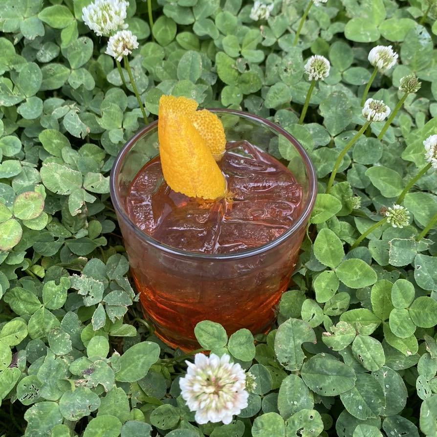 🍑 I&rsquo;m Just Peachy Old Fashioned 🍑 

Bulleit Rye Whiskey, French Peach Liqueur, Angostura Bitters

#oldfashioned