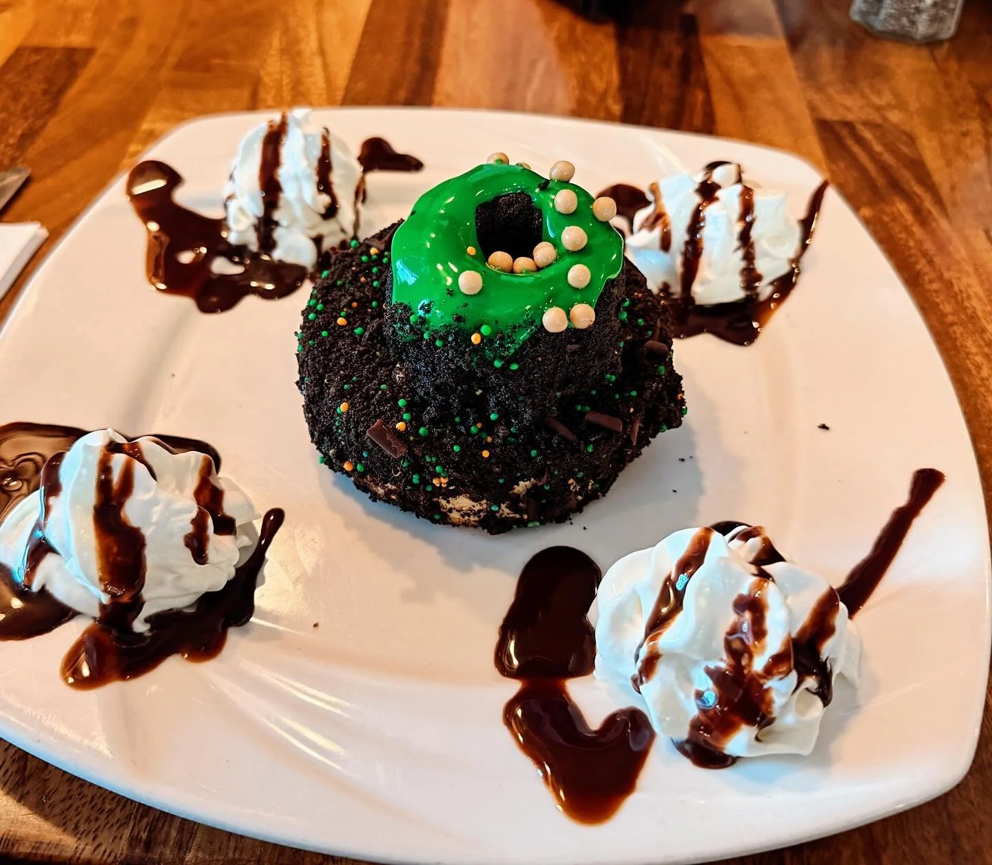 ☘️ Chocolate Stout Cheesecake 🍫🍰 ☘️ 
Rich caramel cheesecake layered with chocolate ganache on a graham cracker &amp; chocolate chip crust.
Topped with fudge cake infused with Guinness stout and finished with a green drizzle.

Perfect for dessert l