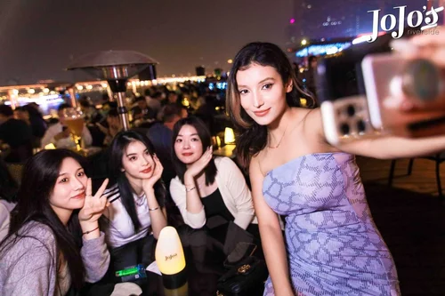 Friends enjoying a night out at Party Pier Guangzhou