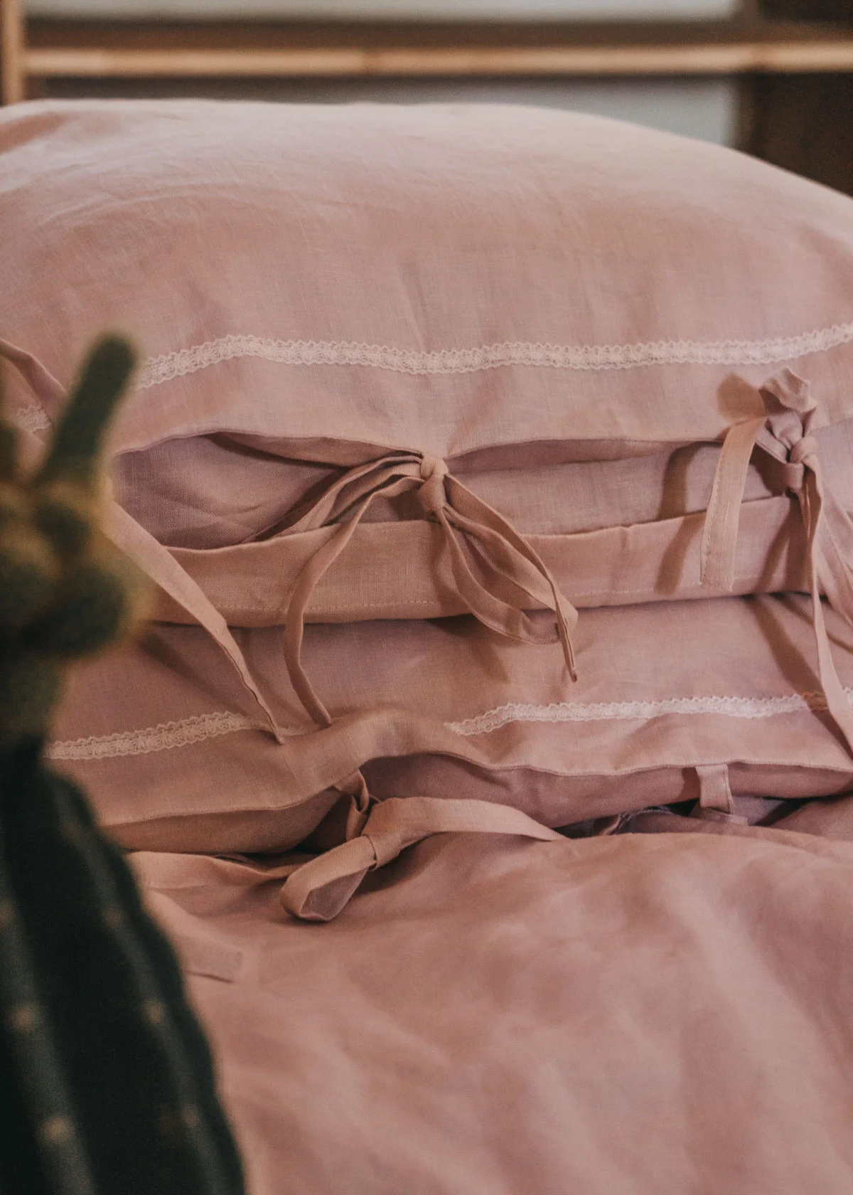 Keira-Mason-in-between-the-sheets-linen-bows.jpg