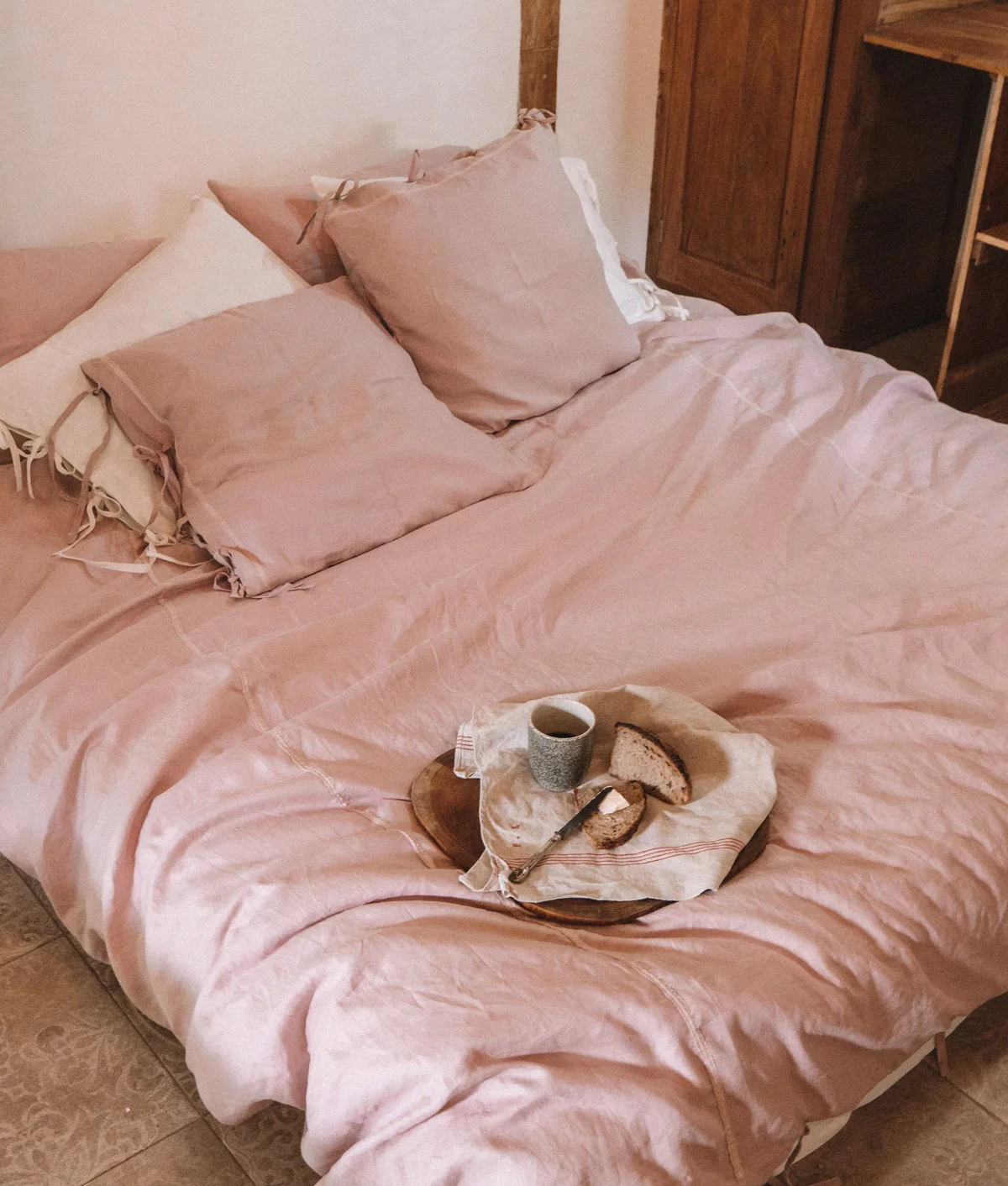 Keira-Mason-in-between-the-sheets-breakfast.jpg