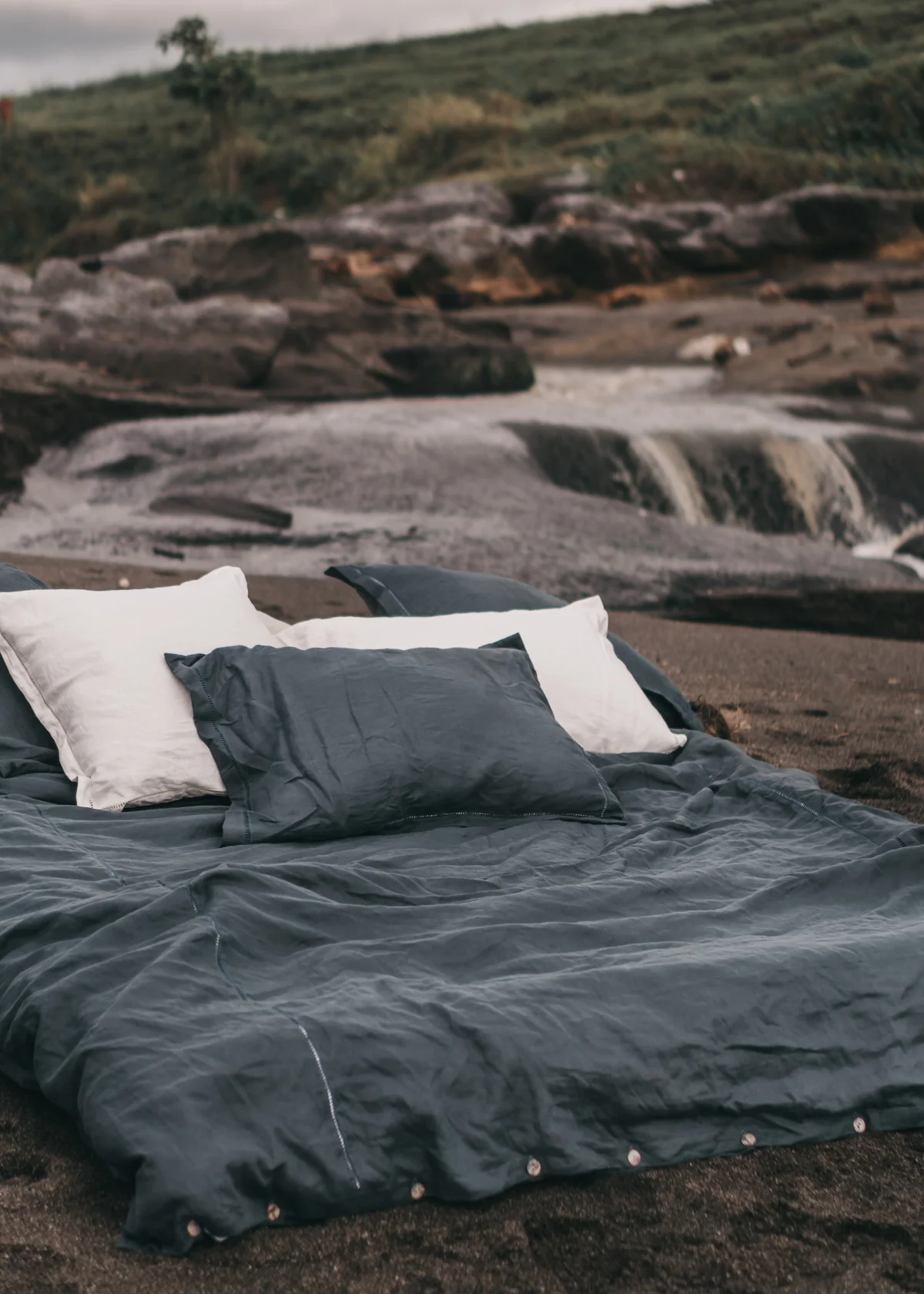 Keira-Mason-in-between-the-sheets-linen-and-cliff.jpg
