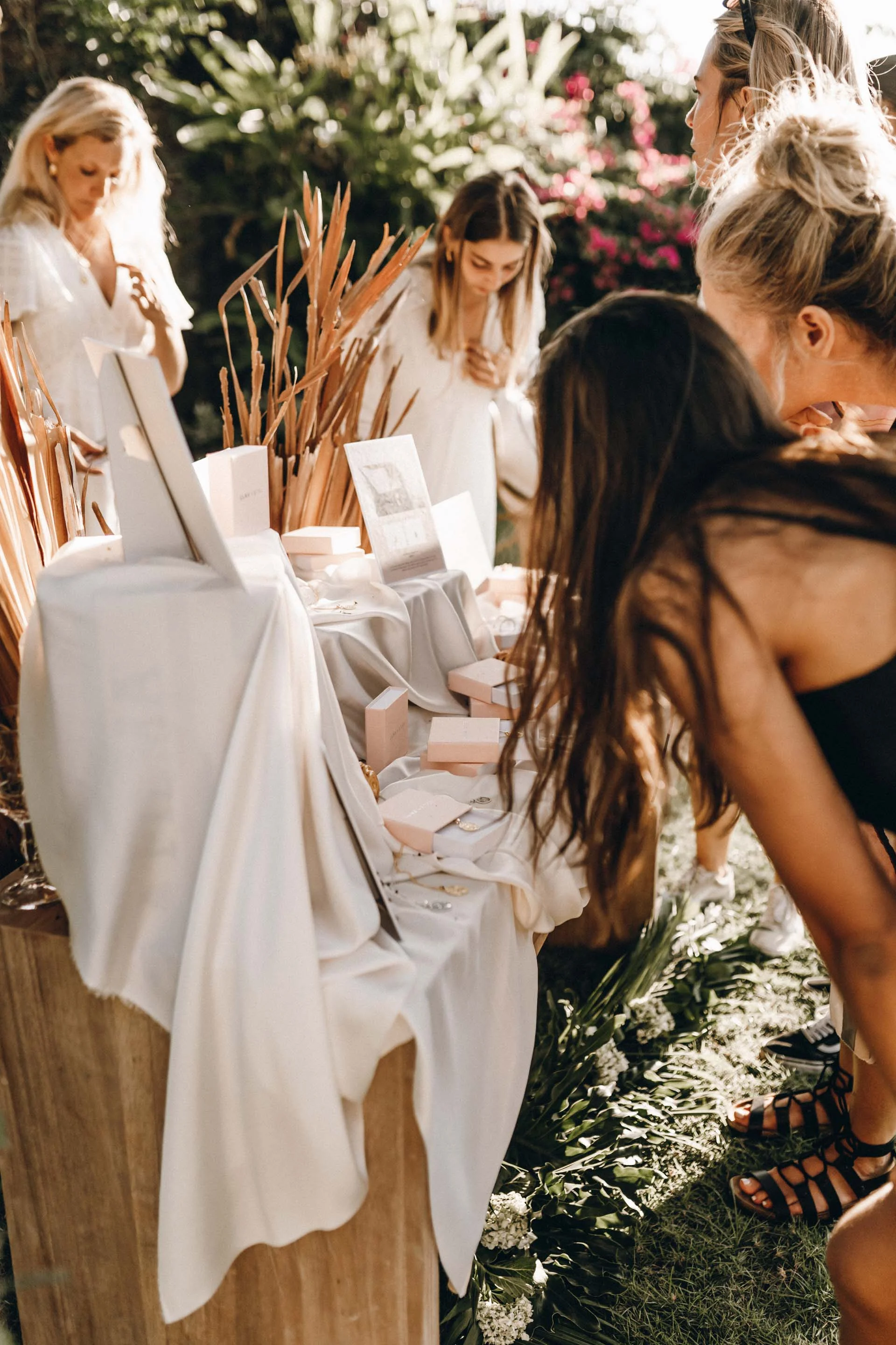 keira-mason-la-luna-rose-looking-at-jewellery.jpg
