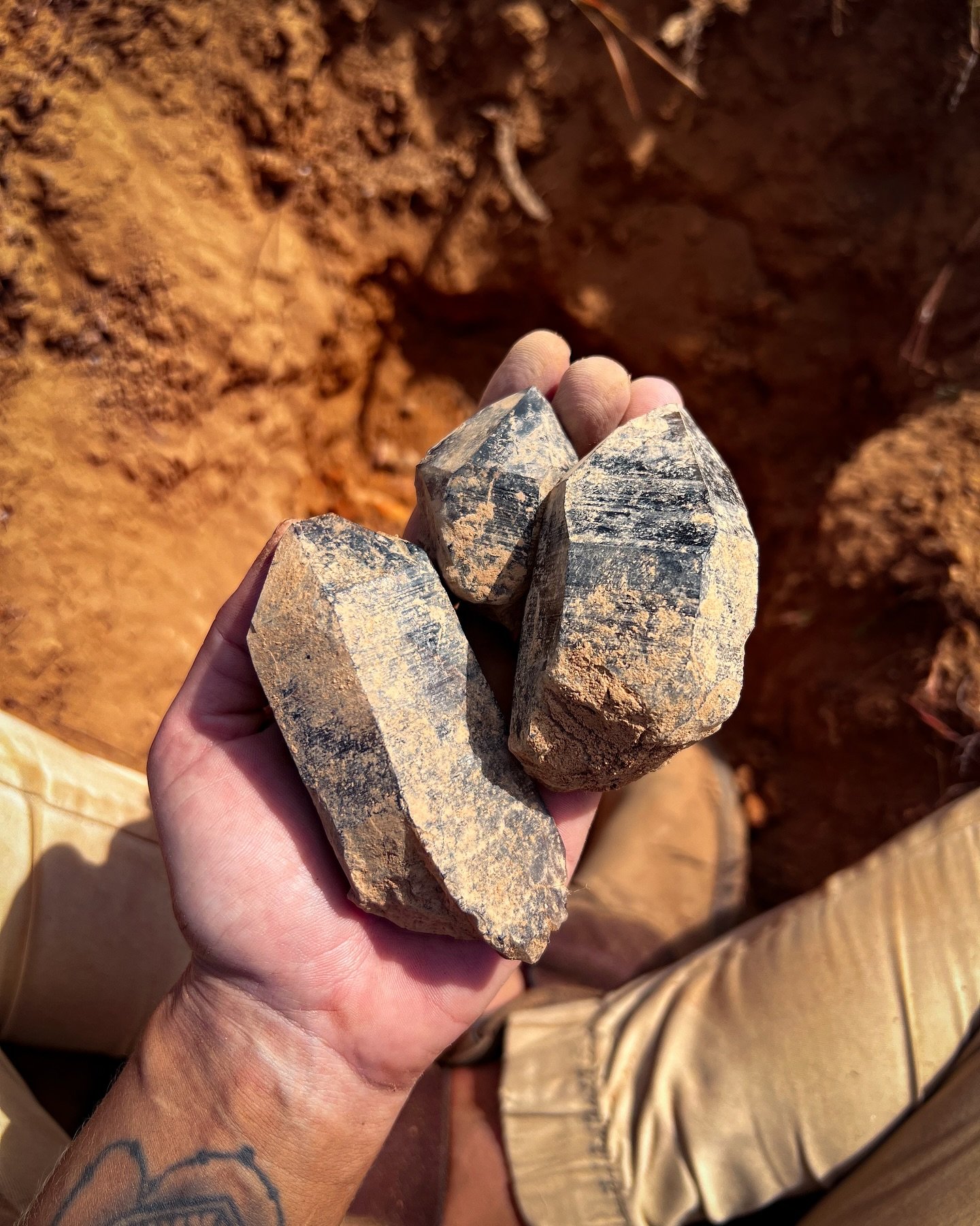 Our obriens dig with @my_pocket_of_crystals is of to a great start 🙌🏼. Found myself a decent pocket of smokies but the real find of the day is what @crystals_of_australia unearthed 🤩. I&rsquo;m sure he will share the treasures with you very soon ⚒