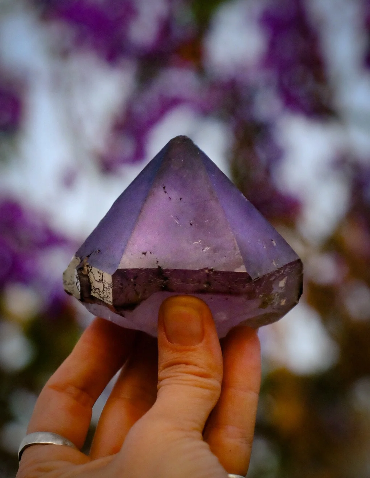 Hey my love&rsquo;s! As the year is coming to a close I thought I would squeeze in one more crystal release. This Sunday I will be sharing magical smoky moorallas, amethyst from Western Australia and now very rare ocean kyanite 💗
.
.
.
.
.
.
.

#cry