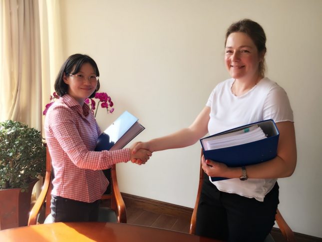 Photo: Annie Hao, Owner and Commercial Director at Zhejiang Ouhua Shipbuilding Co. Ltd and Karin M. Gjersøe, Attorney at Law from Klaveness.